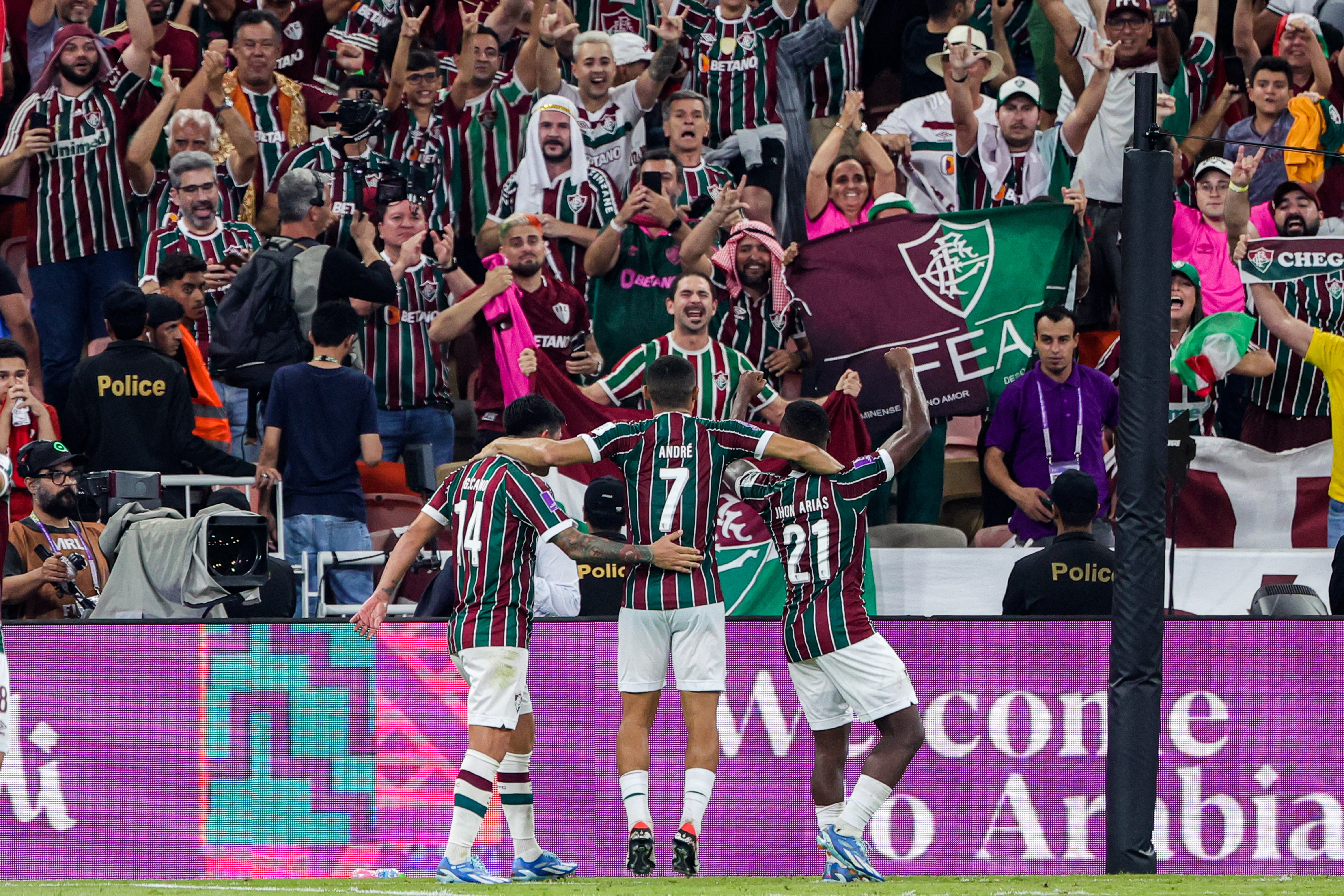 El mediocampista colombiano # 21 del Fluminense, Jhon Arias, celebra su gol con sus compañeros durante el partido de semifinales de la Copa Mundial de Clubes de la FIFA entre el Fluminense de Brasil y el Al-Ahly de Egipto en la Ciudad Deportiva Rey Abdullah en Jeddah el 18 de diciembre de 2023.