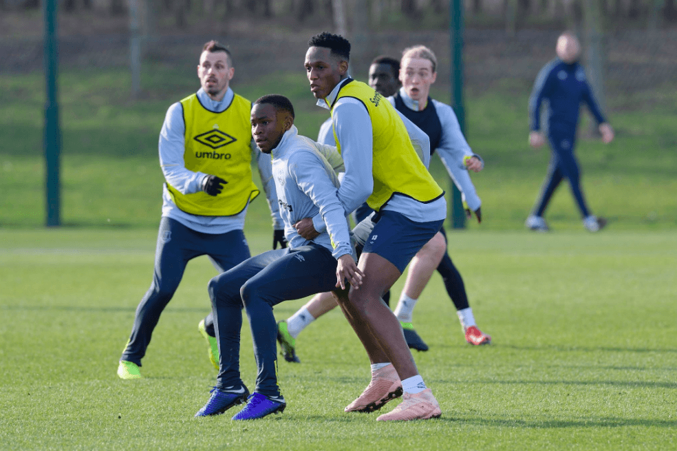 Yerri Mina entrenó con normalidad y espera ser titular con Everton