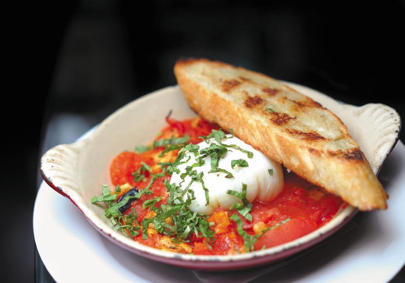 Pasos para preparar fonduta de tomates, huevo poché, queso Paipa y tostada de campo