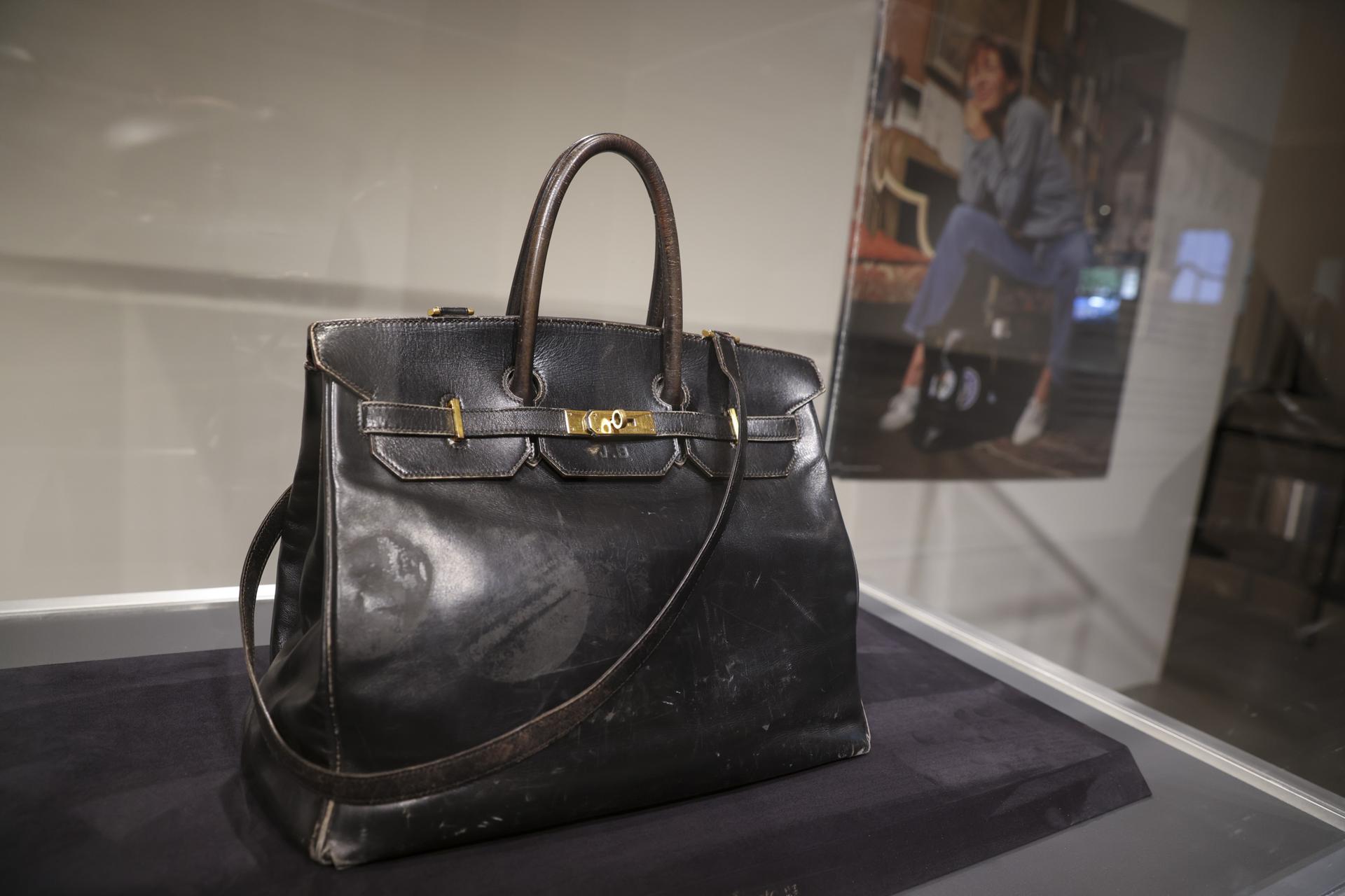 NEW YORK (United States), 06/06/2025.- Jane Birkin's Original Hermes Birkin is on display at Sotheby's auction house in New York, New York, USA, 06 June 2025. The bag will be on display in New York until 12 June and up for auction as the lead of Sotheby's Fashion Icons sale on 10 July 2025. (Moda, Nueva York) EFE/EPA/SARAH YENESEL