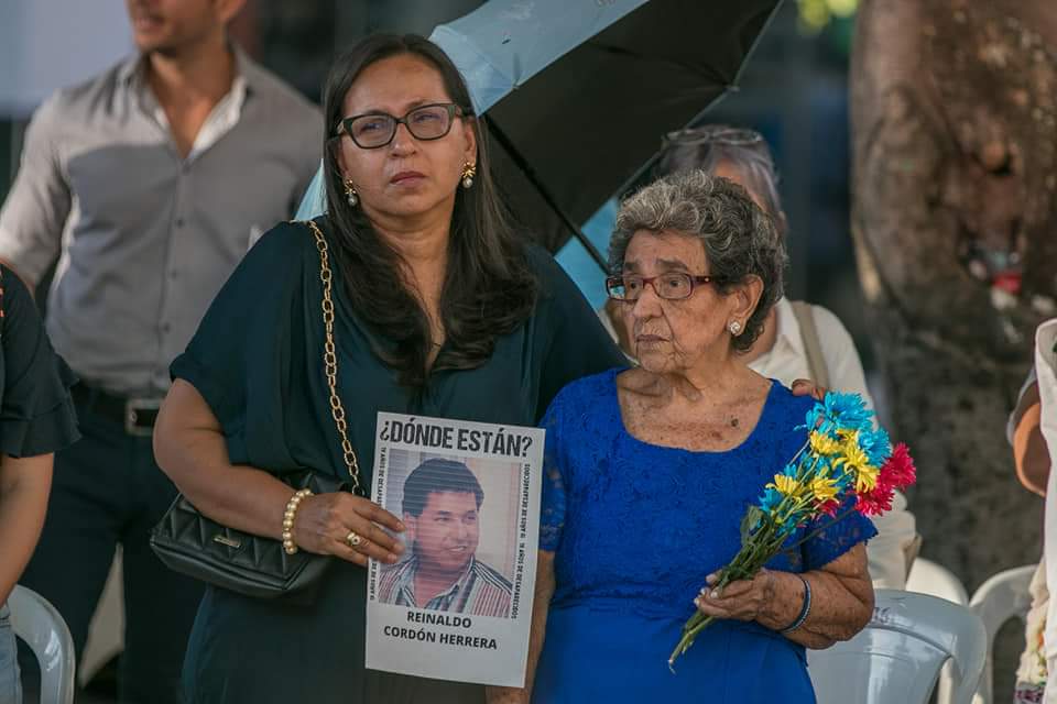 La madre de los hermanos Cordón Herrera (derecha) luchó durante años por saber su paradero y tenerlos de regreso.