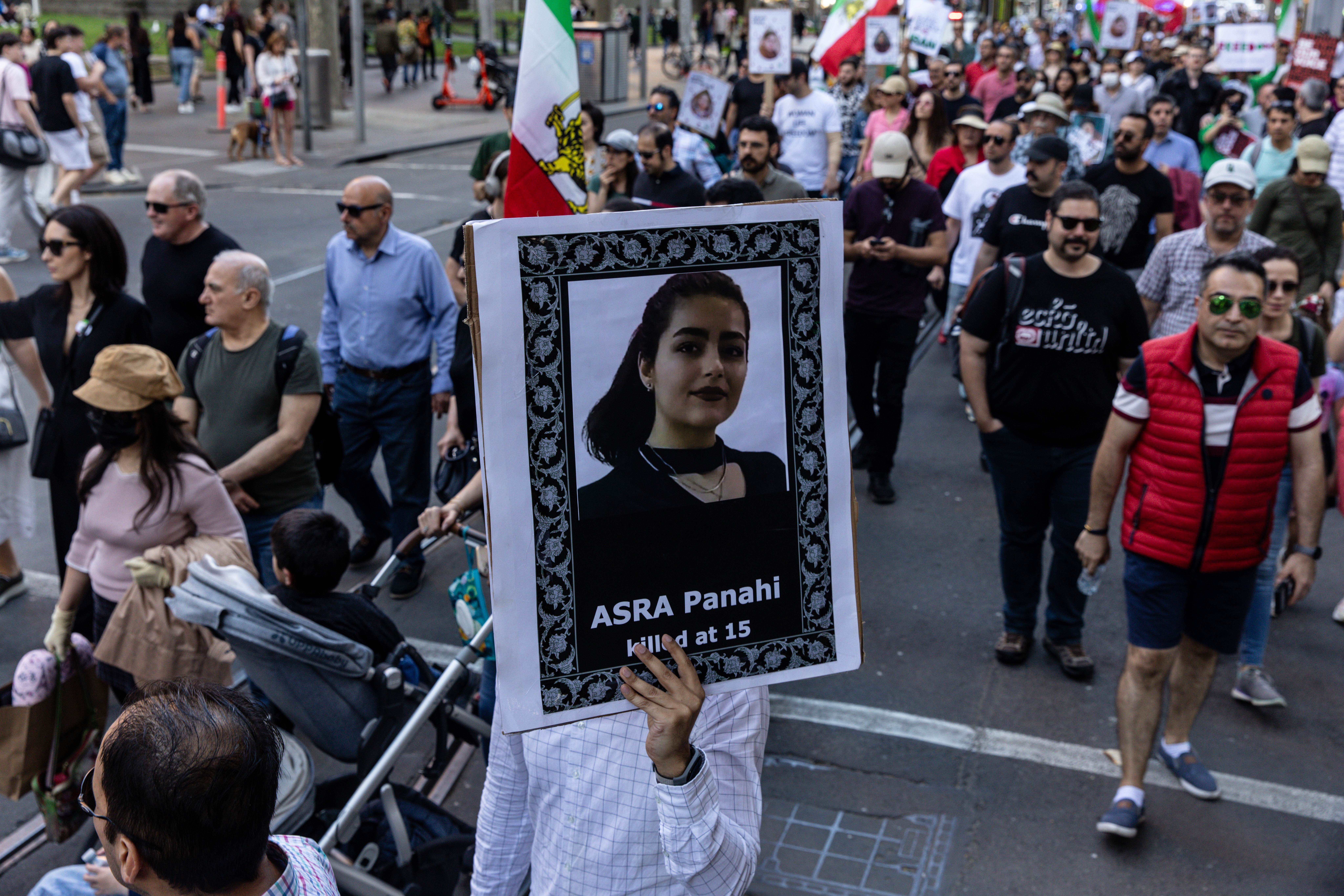 Melbourne (Australia), 16/09/2023.- Protesters hold placards and flags during a rally marking the one-year anniversary of Mahsa Amini's death in custody, along Swanston Street, in Melbourne, Australia, 16 September 2023. Australian-Iranians are speaking out and protesting against the Iranian regime on the anniversary of Mahsa Amini's death, which led to nationwide protests over the country's mandatory dress code (Hijab) law. Protests erupted after the death of 22-year-old Iranian woman, Mahsa Amini, detained by morality police for not wearing the hijab properly in September 2022. (Protestas) EFE/EPA/DIEGO FEDELE AUSTRALIA AND NEW ZEALAND OUT