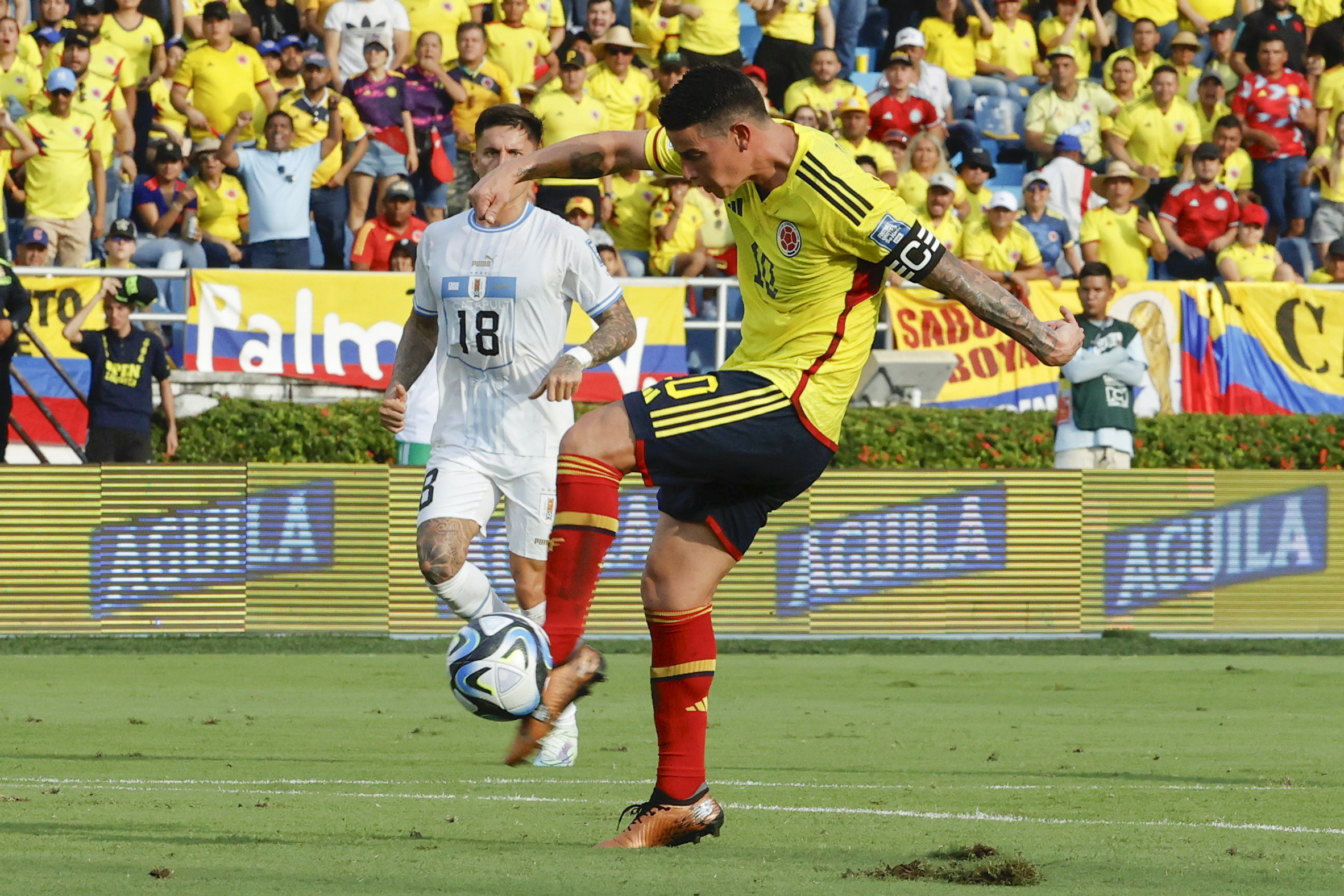 AMDEP352. BARRANQUILLA (COLOMBIA), 12/10/2023.- James Rodríguez de Colombia remata para anotar un gol hoy, en un partido de las Eliminatorias Sudamericanas para la Copa Mundial de Fútbol 2026 entre Colombia y Uruguay en el estadio Metropolitano en Barranquilla (Colombia). EFE/ Mauricio Dueñas Castañeda