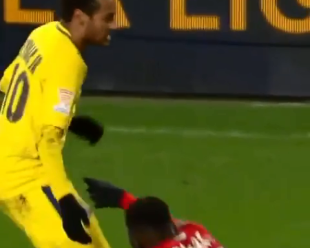 Polémico gesto de Neymar: le ofreció la mano a un rival y luego se la quitó
