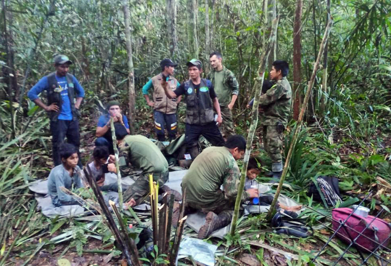 AME5667. GUAVIARE (COLOMBIA), 09/06/2023.- Fotografía cedida hoy por las Fuerzas Militares de Colombia que muestra a soldados e indígenas mientras atienden a los niños rescatados tras 40 días en la selva, en Guaviare (Colombia). Los cuatro niños que estaban perdidos desde el pasado 1 de mayo en las selvas del sur de Colombia tras el accidente del avión en el que viajaban junto a tres adultos fueron hallados con vida este viernes por militares que participaron en su búsqueda, informaron fuentes oficiales. EFE/ Fuerzas Militares de Colombia /SOLO USO EDITORIAL /SOLO DISPONIBLE PARA ILUSTRAR LA NOTICIA QUE ACOMPAÑA (CRÉDITO OBLIGATORIO)