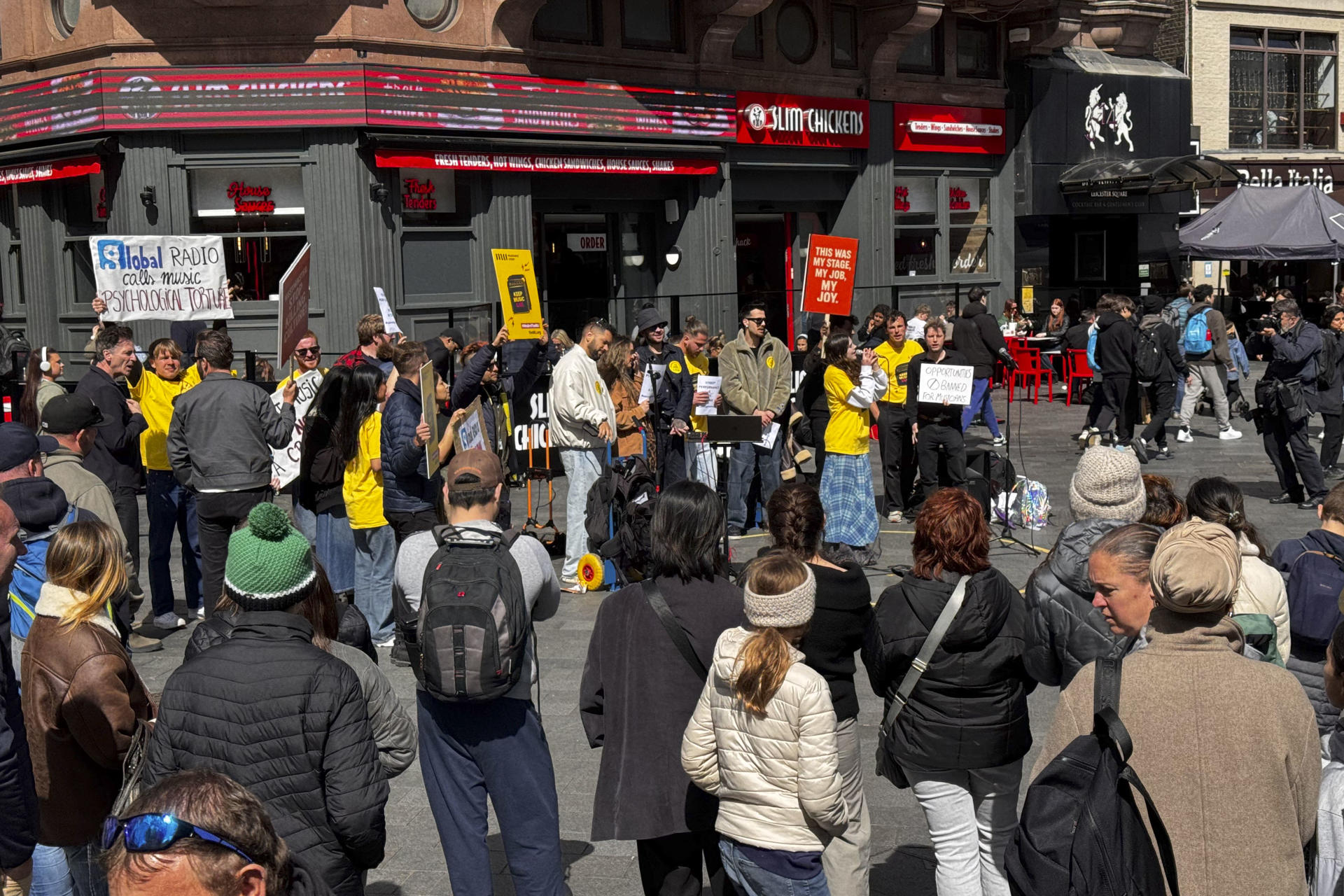 Londres ordena a los artistas callejeros retirarse de Leicester Square