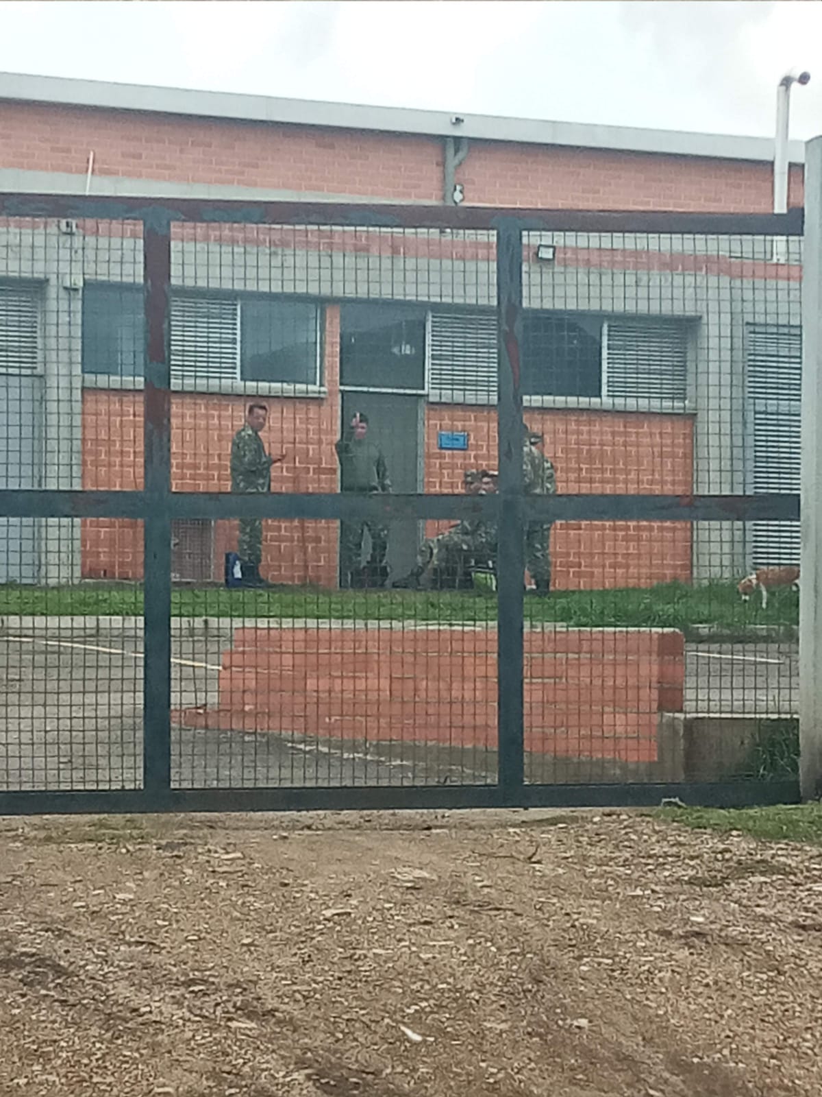 Militares en el colegio El Rosal en mayo de 2021.
