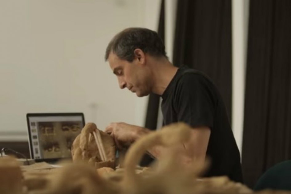 Juan Fernando Herrán (1963) estudió su maestría en escultura en Chelsea Colllege of Art (Londres).