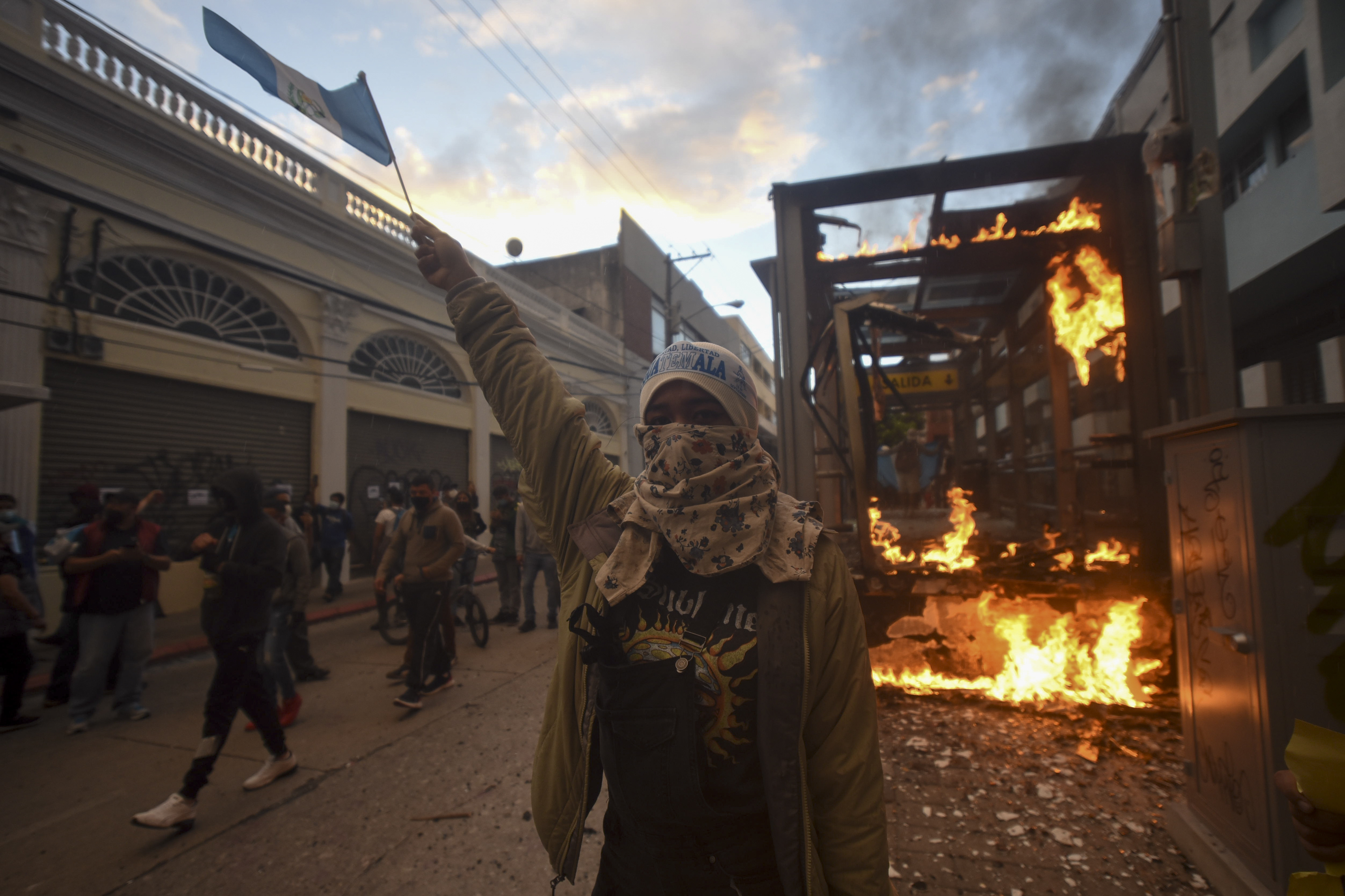 Manifestantes queman el Congreso de Guatemala en protesta contra presupuesto de 2021