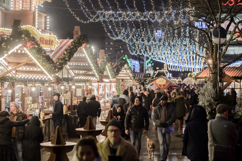 Lentamente los alemanes regresan al mercado de Navidad en el que se produjo la matanza