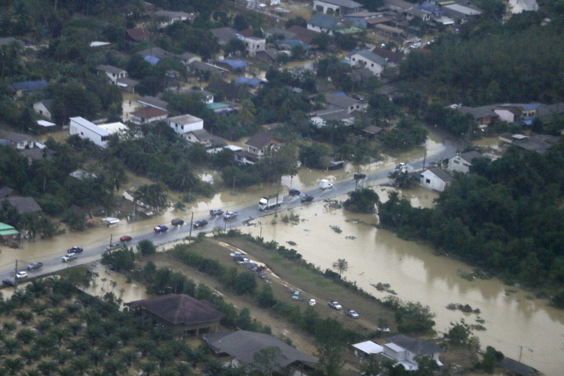 Hat Yai (Thailand), 27/11/2025.- An aerial view of a flooded area in Hat Yai, Songkhla province, southern Thailand, 27 November 2025. Severe flooding across nine southern provinces in Thailand have killed at least 33 people and affected over 2.7 million residents, according to the country's Public Health Ministry. (Inundaciones, Tailandia) EFE/EPA/NARONG SANGNAK -- BEST QUALITY AVAILABLE