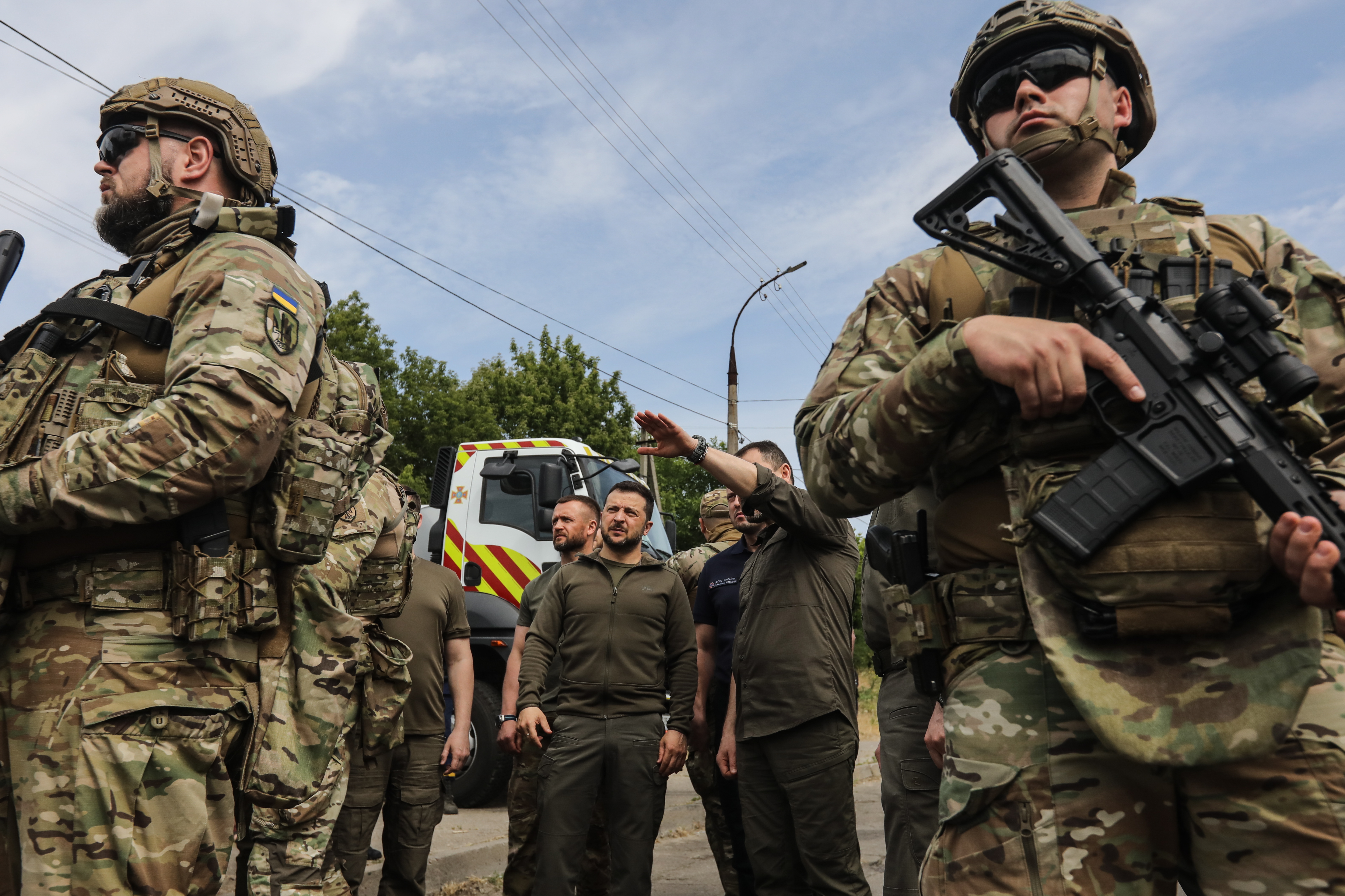 Kherson (Ukraine), 08/06/2023.- Ukrainian President Volodymyr Zelensky (C) visits Kherson, Ukraine, 08 June 2023, amid the Russian invasion. Ukraine has accused Russian forces of destroying a critical dam and hydroelectric power plant on the Dnipro River in the Kherson region along the front line in southern Ukraine on 06 June, leading to the flooding of a number of settlements. (Inundaciones, Rusia, Ucrania) EFE/EPA/MYKOLA TYMCHENKO