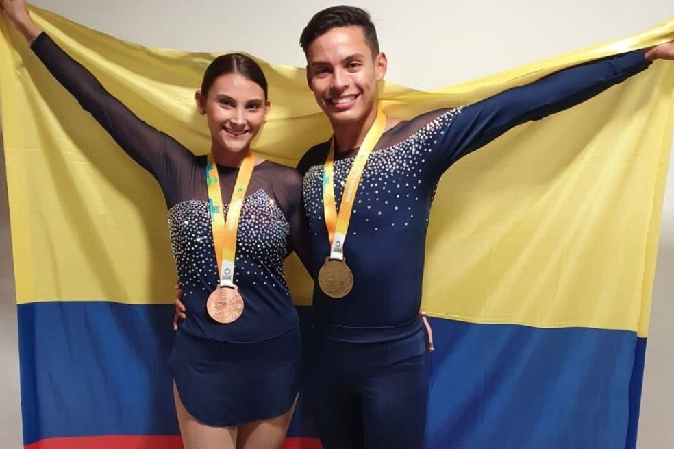 Brayan Carreño y Carolina Báez, en el podio del Mundial de Patinaje Artístico