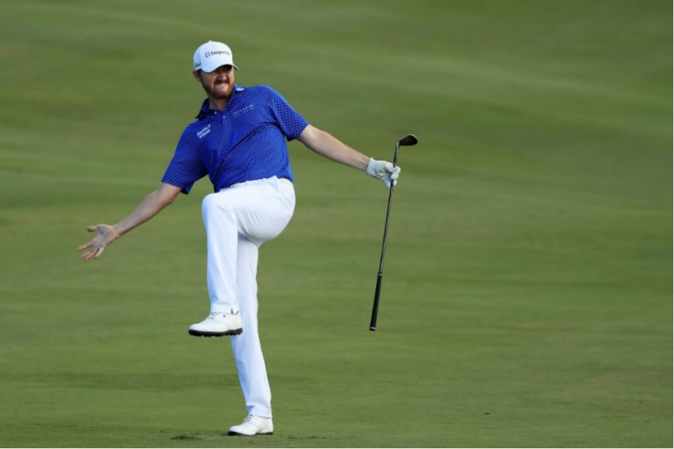 El estadounidense Jimmy Walker reacciona a su tercer impacto en el hoyo 18, durante la primera ronda del Torneo de Campeones. / AFP