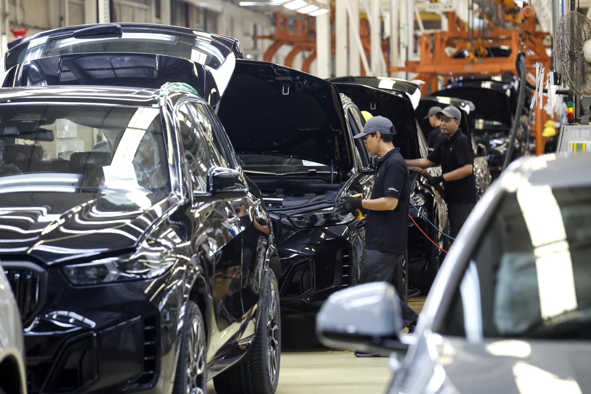 Producción manufacturera se recupera tímidamente mientras turismo y servicios pierden empleo