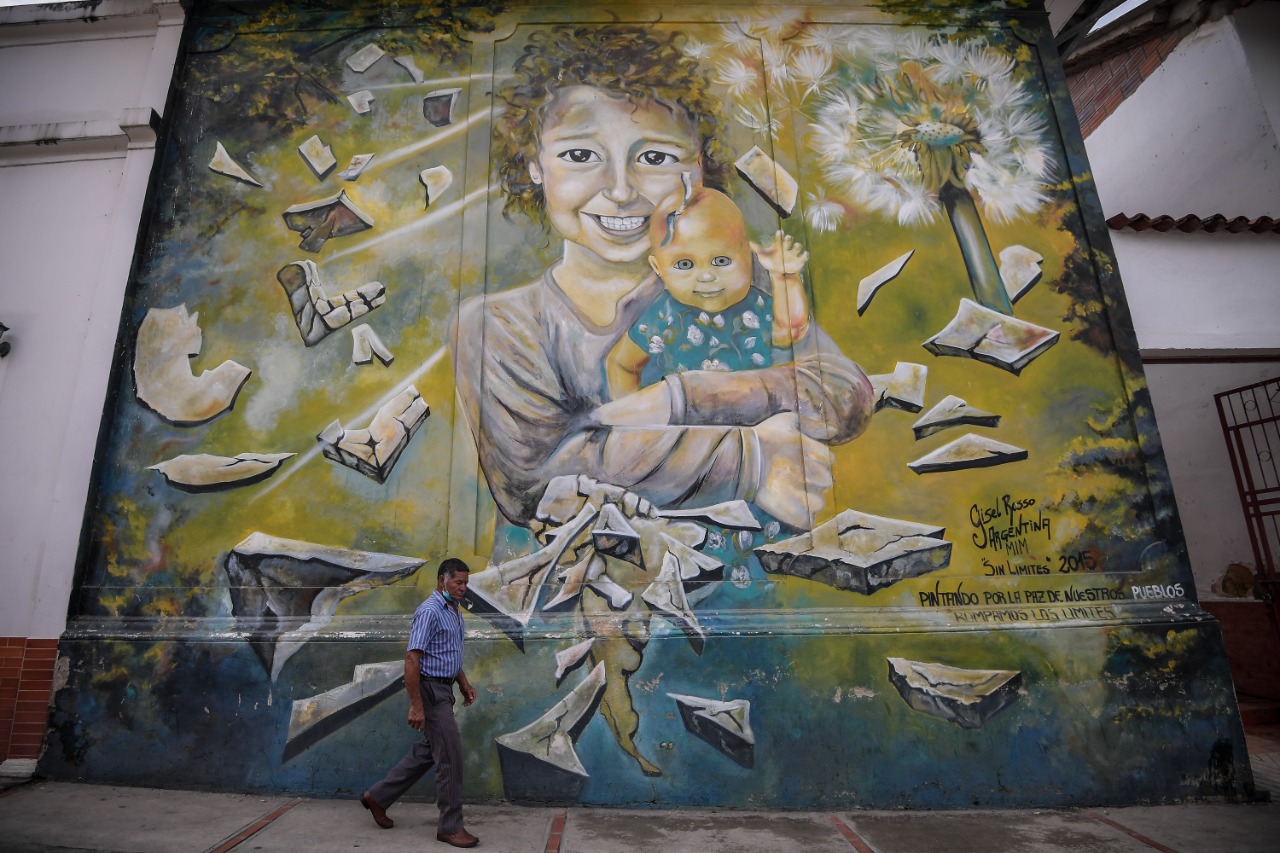 Mural en Chinácota, Norte de Santander, hecho en el marco de diferentes ediciones del Encuentro Internacional de Muralismo y Arte Público “Por la paz de los pueblos”.