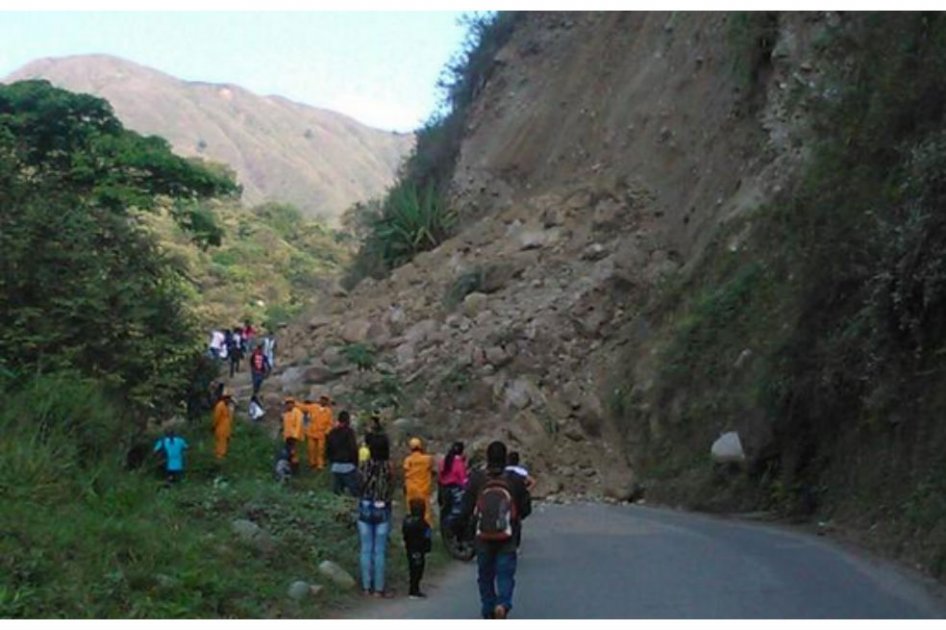 Al menos ocho personas atrapadas por alud de tierra en la vía a Toribío, Cauca
