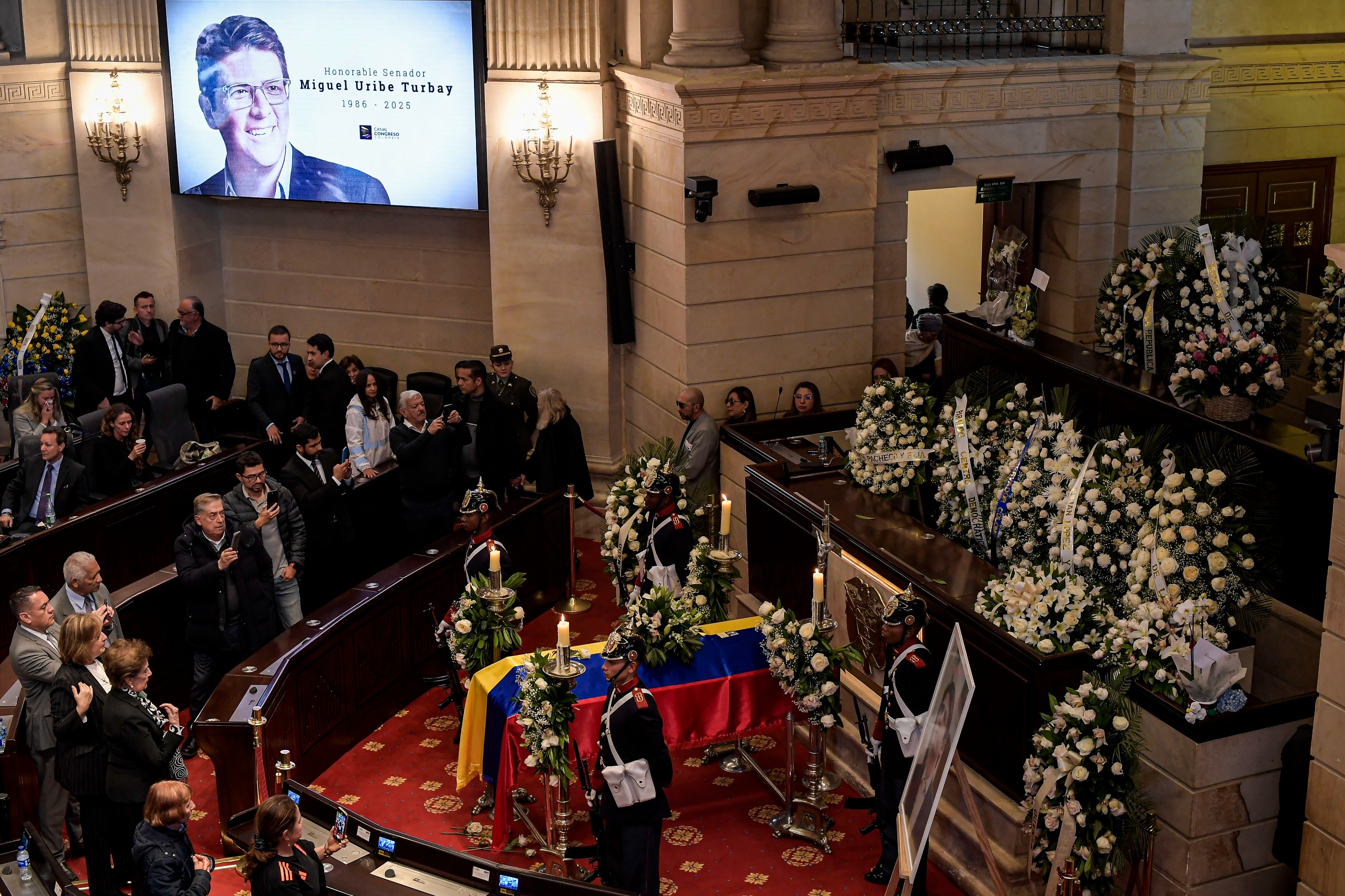 Una bandera de Colombia cubre el féretro del senador y precandidato Miguel Uribe Turbay.
