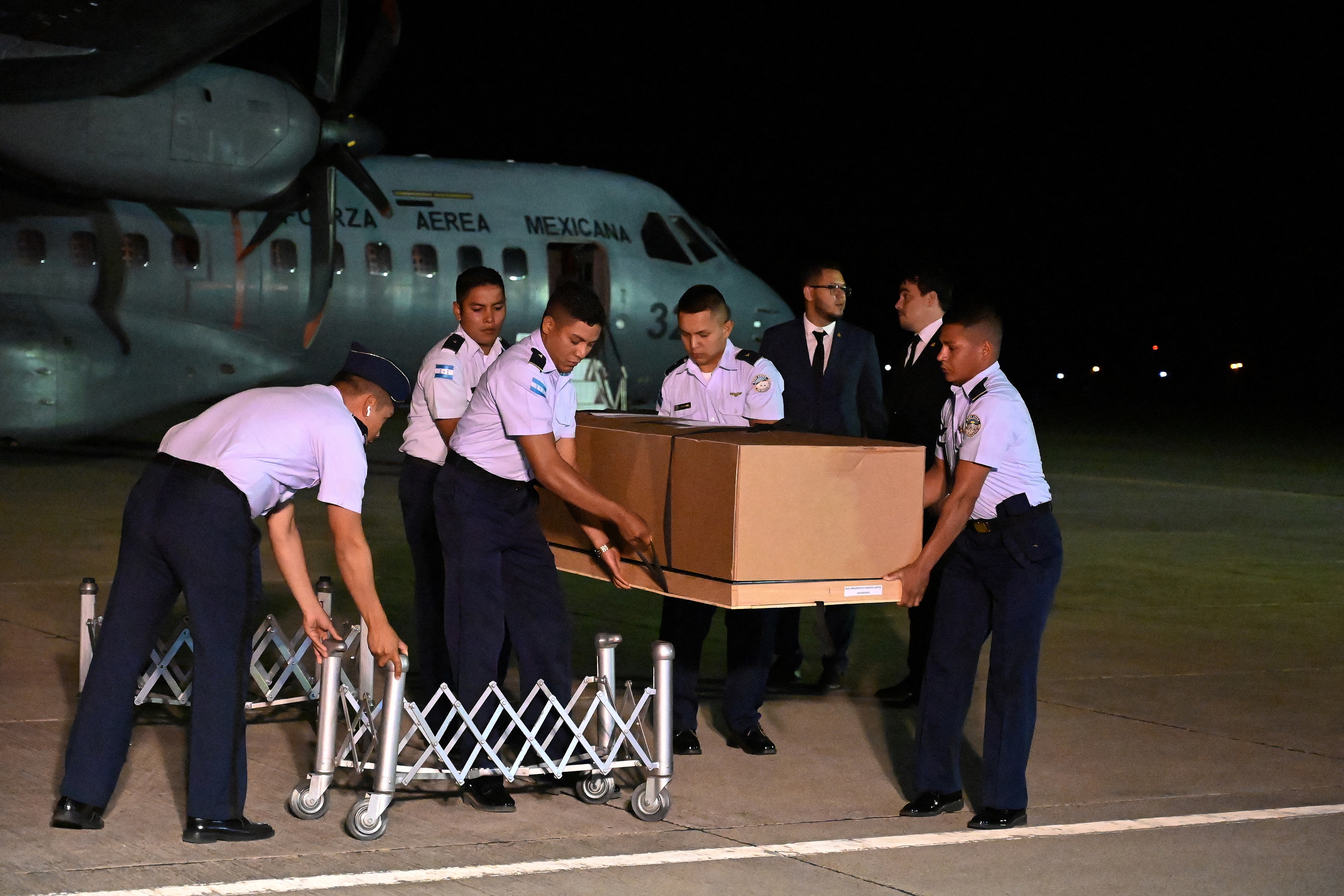 Honduras y Guatemala reciben cuerpos de migrantes muertos en un incendio en México