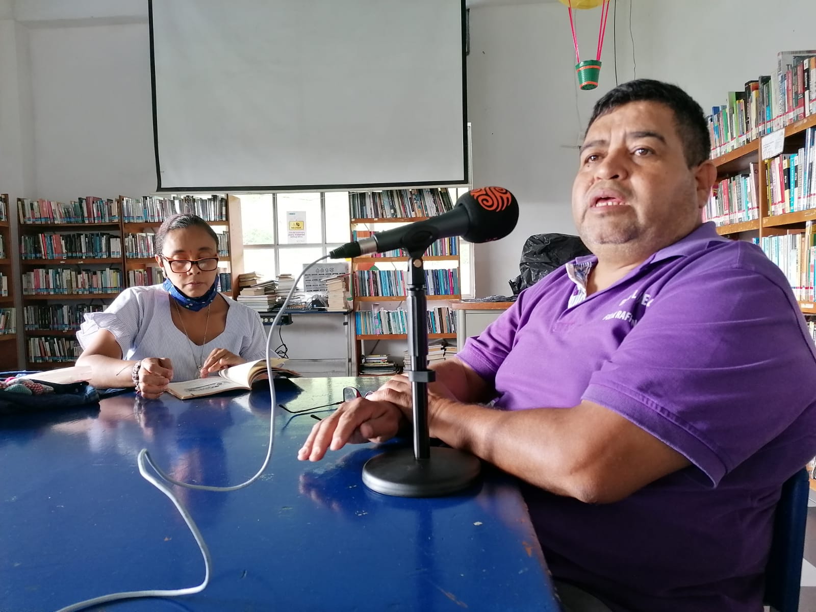 Robinson Pastás, a la derecha, es el promotor de lectura de la Biblioteca Félix Raffán Gómez.