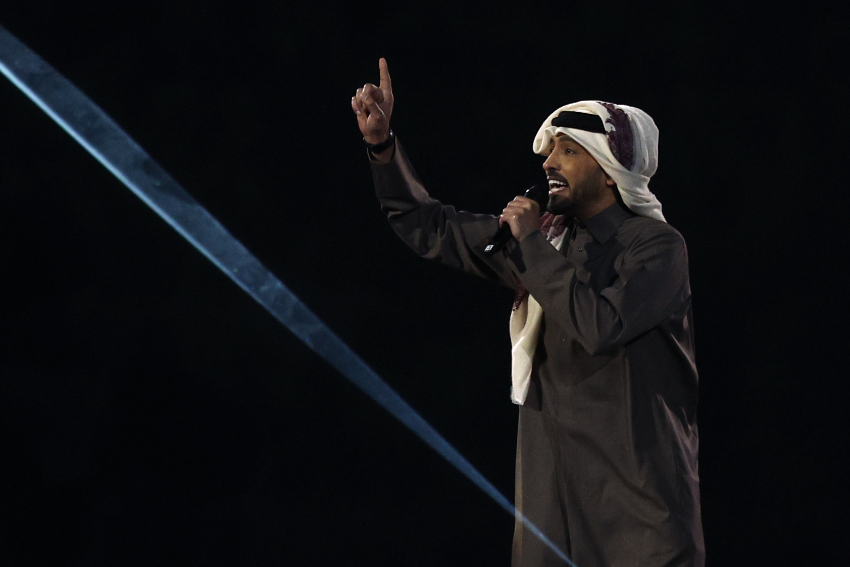 GR7031. AL KHOR (CATAR), 20/11/2022.- El catarí Fahad Al Kubaisi presenta la canción Dreamers en la inauguración del Mundial de Fútbol Qatar 2022 hoy, en el estadio Al Bait en Al Khor (Catar). El mundial se realiza del 20 de noviembre al 18 de diciembre de 2022. EFE/ Rodrigo Jiménez