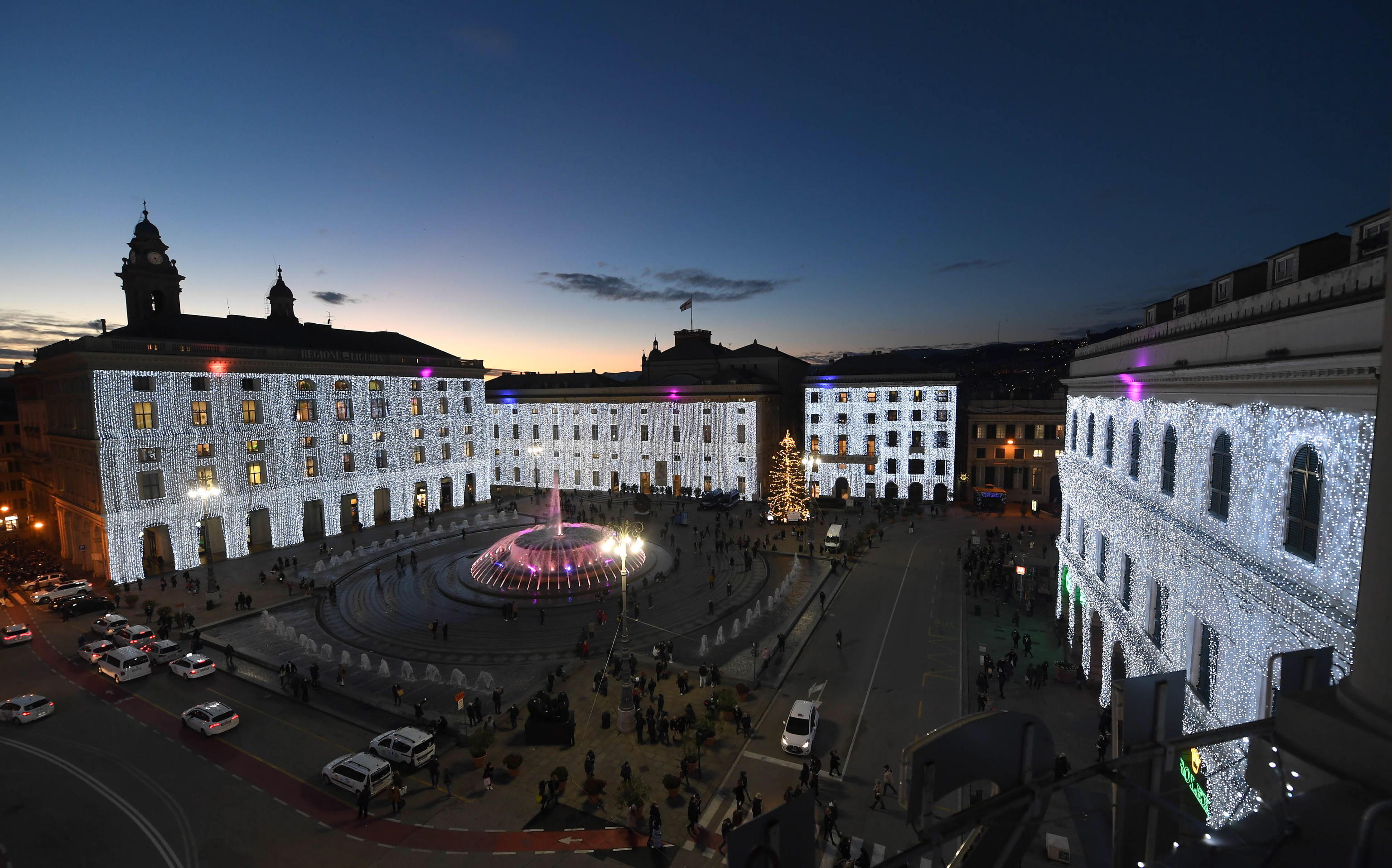 Plaza De Ferrari en el centro de la ciudad, Génova, Italia.