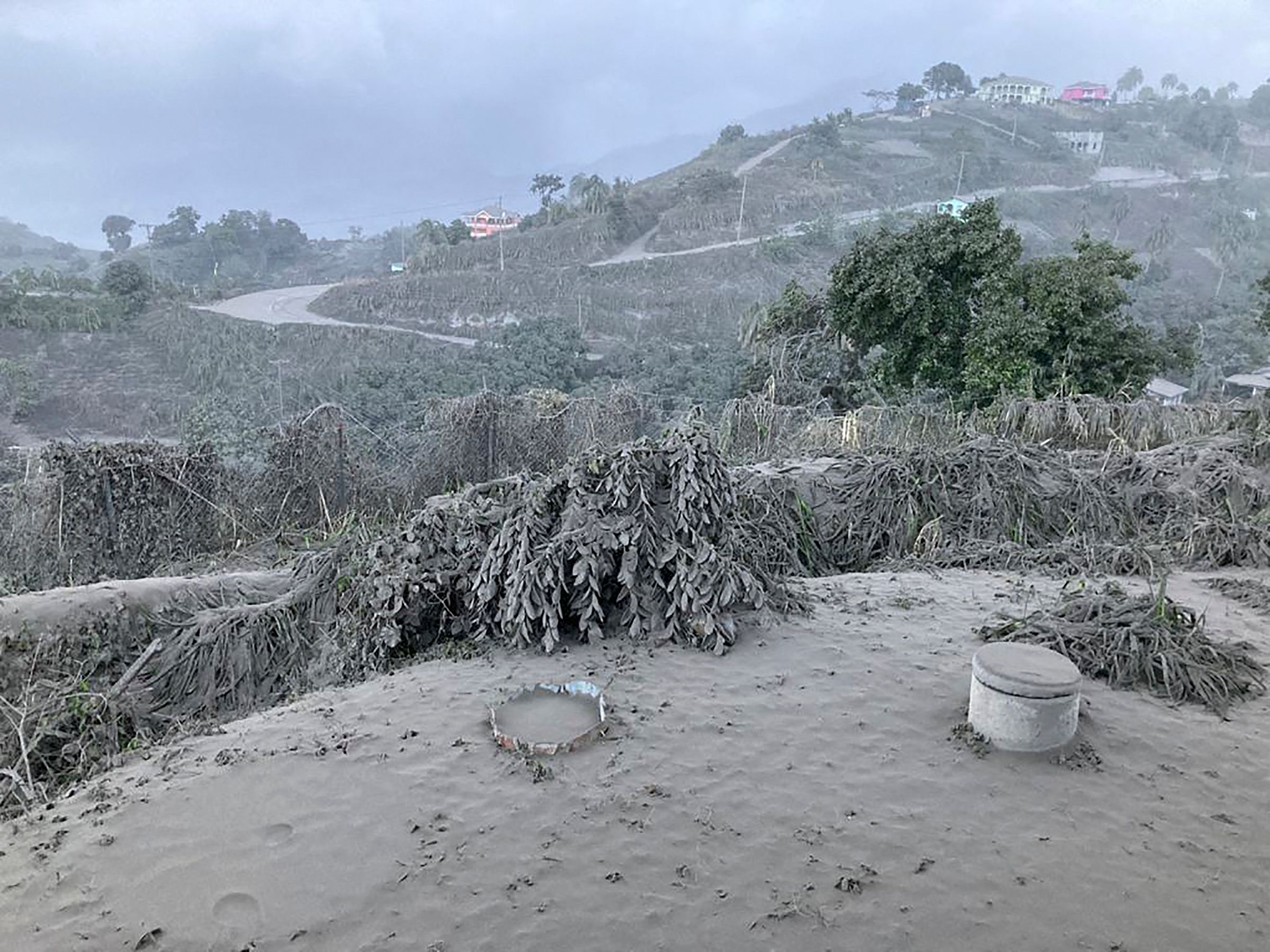 Una capa de polvo blanco cubrió carreteras, casas y edificios en San Vicente después de las primeras explosiones, registradas el viernes.