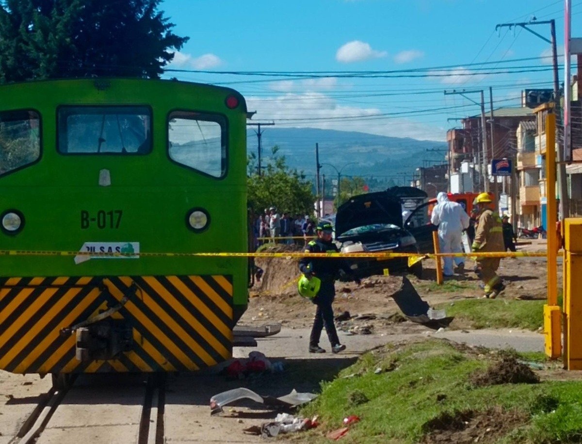 Tren se descarriló en Duitama y chocó contra varios vehículos: una mujer murió