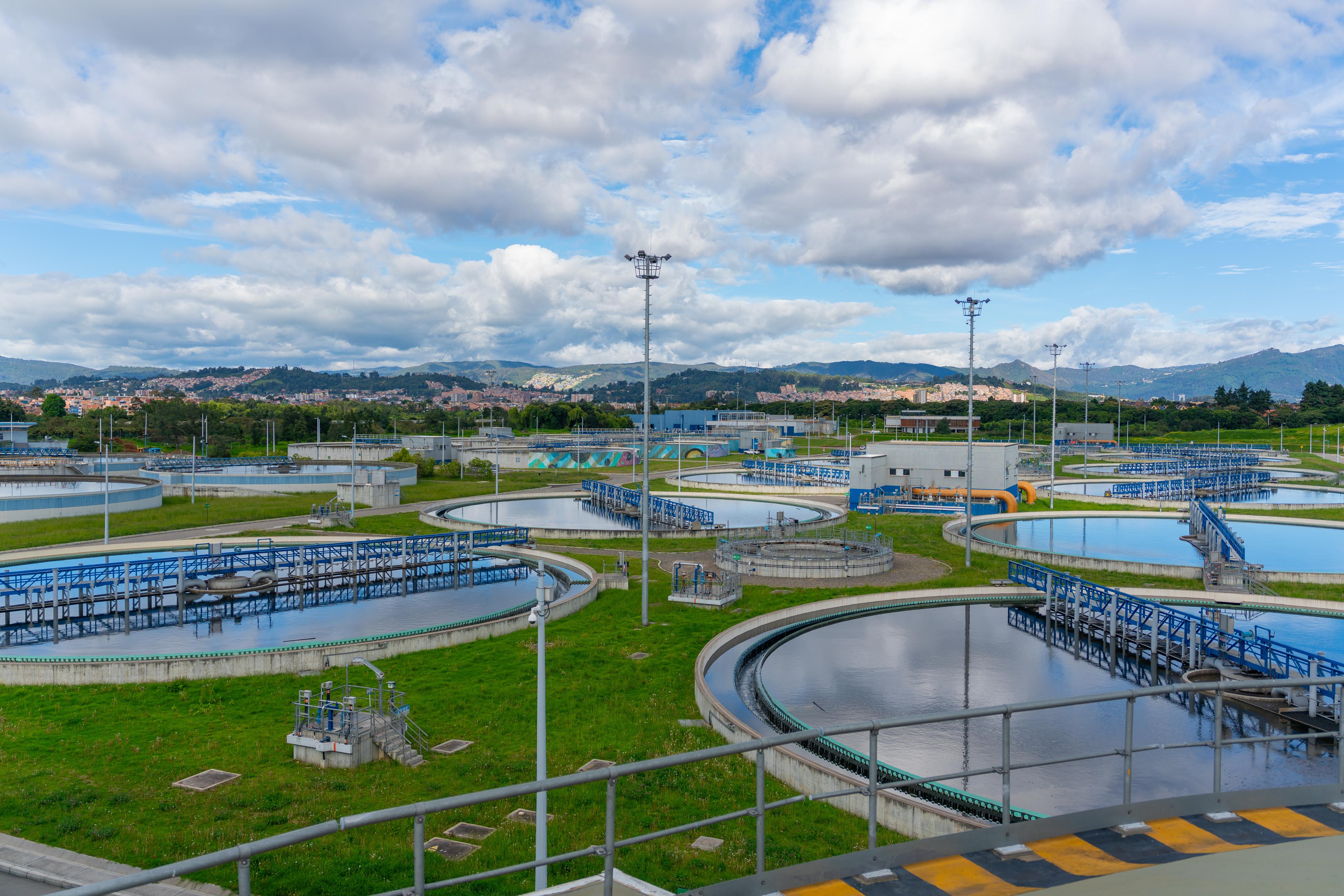 De la Espriella condena las trabas al plan de reúso de agua tratada en Bogotá
