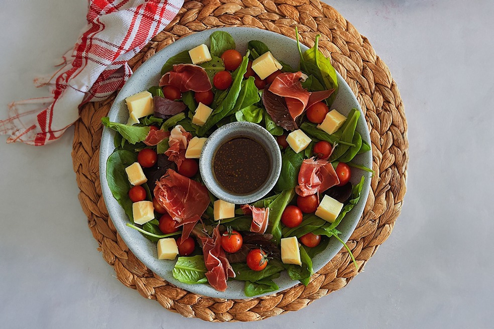 Aprende este 2025 a hacer esta ensalada de jamón serrano para el almuerzo