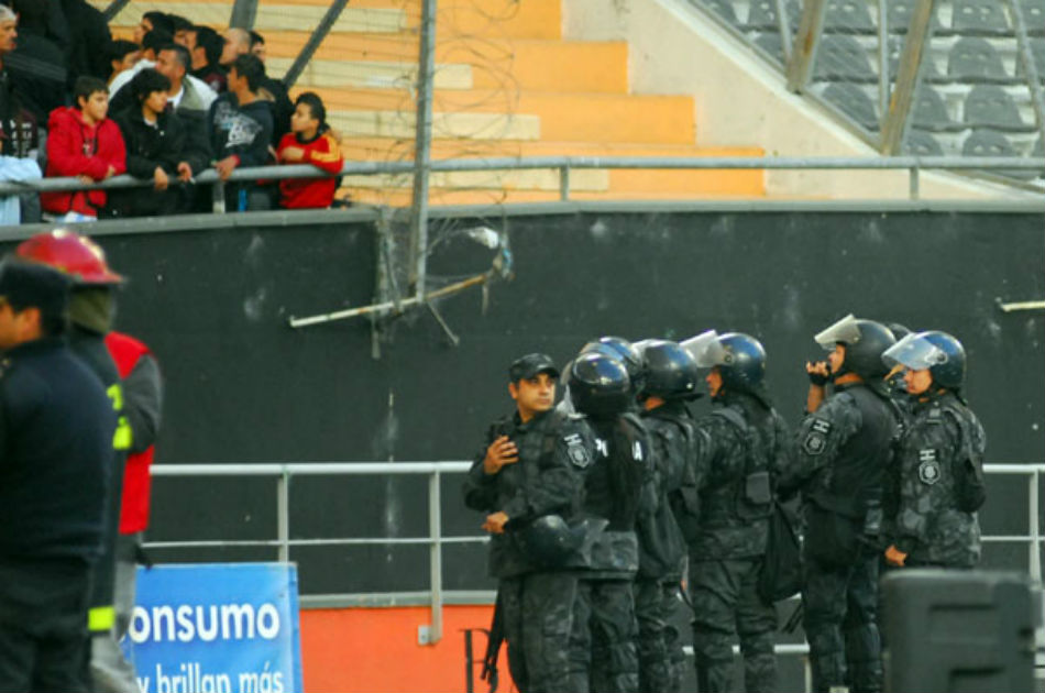 Tras muerte de hincha prohíben asistencia a estadios de Buenos Aires