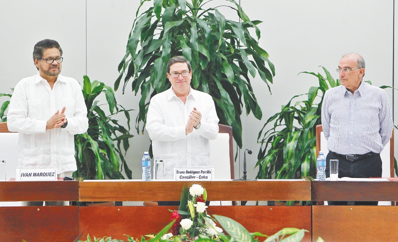 Imagen de archivo del entonces jefe negociador del Gobierno colombiano, Humberto de la Calle (d), el otrora segundo jefe de las FARC alias "Iván Márquez", junto al canciller cubano Bruno Rodríguez Parrilla (c), presentando el acuerdo de paz de 2016.