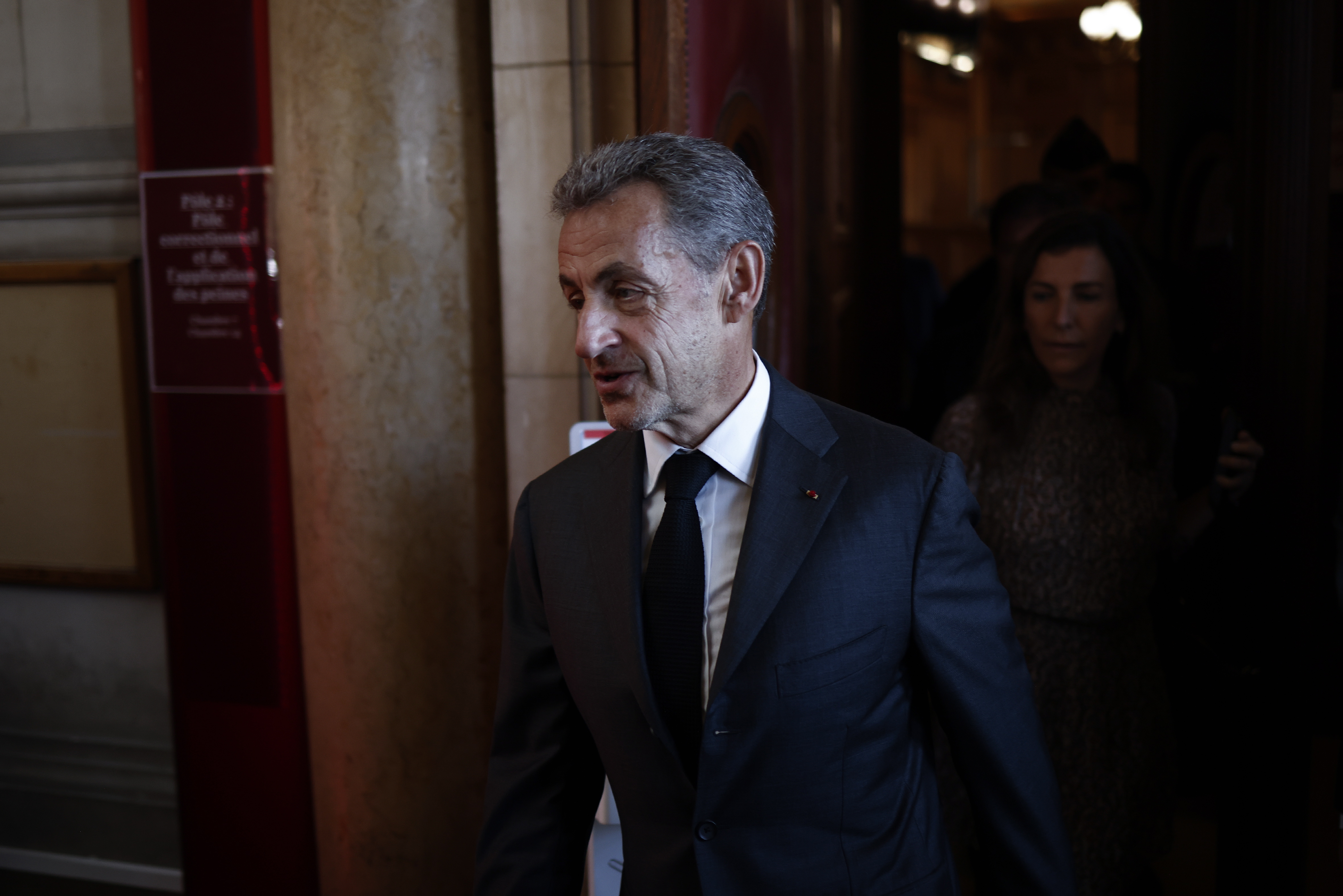 Francia: tribunal confirma pena de prisión contra Nicolas Sarkozy por corrupción