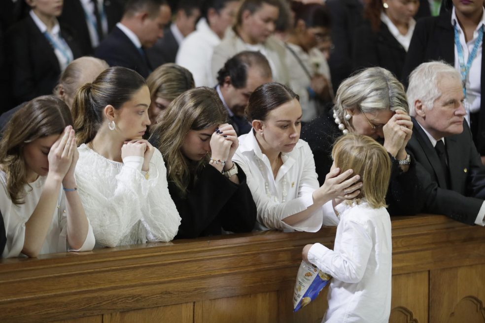 Alejandro Uribe y su familia durante la misa de Miguel Uribe Turbay.