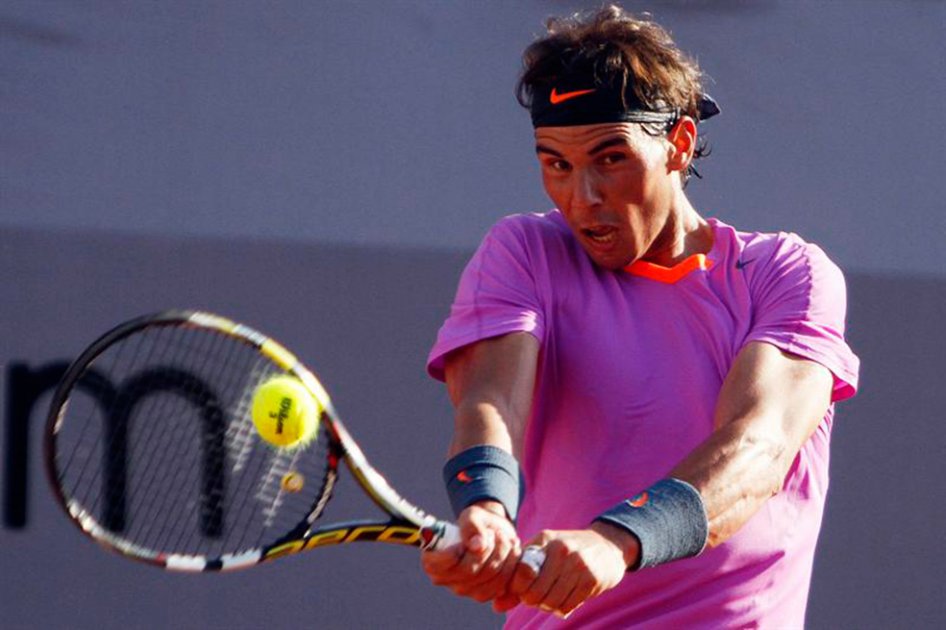 Rafael Nadal le responde la bola al tenista argentino Federico Delbonis.
