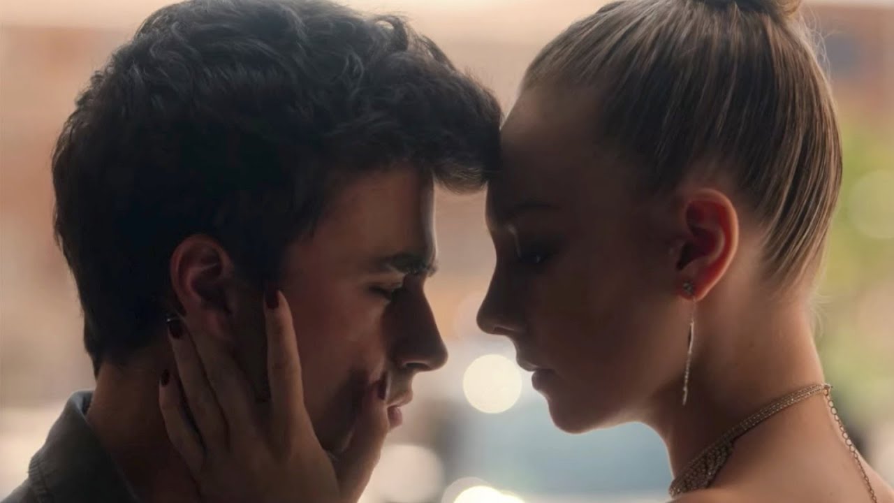 Samuel (Itzan Escamilla) y Carla (Ester Expósito) en la serie española de Netflix "Élite".