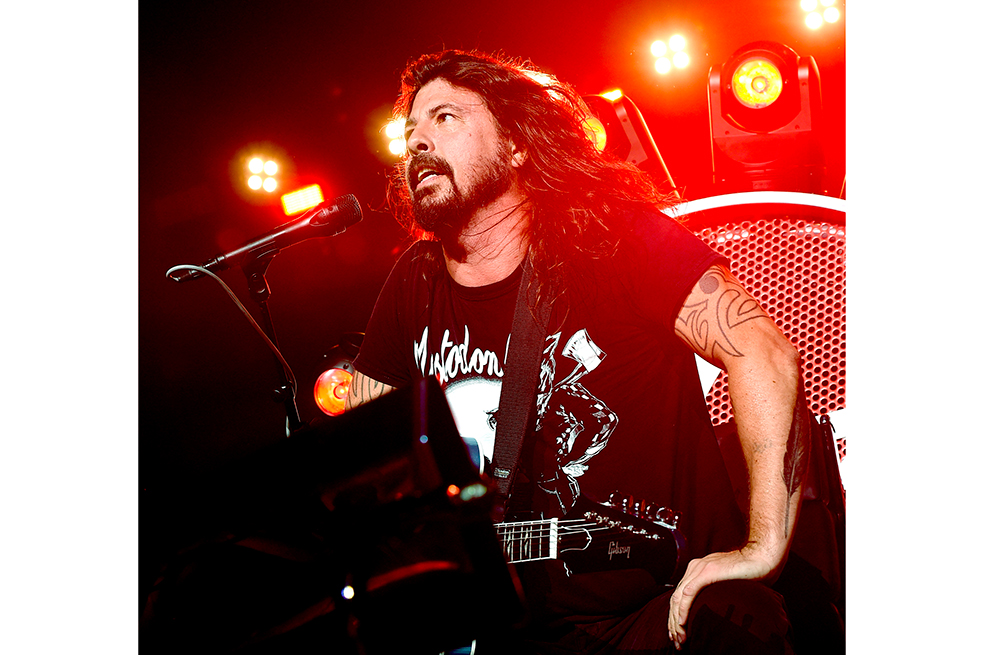 Cantante de Foo Fighters se queda sin voz y dice «es la última vez que me relaciono con Bono»