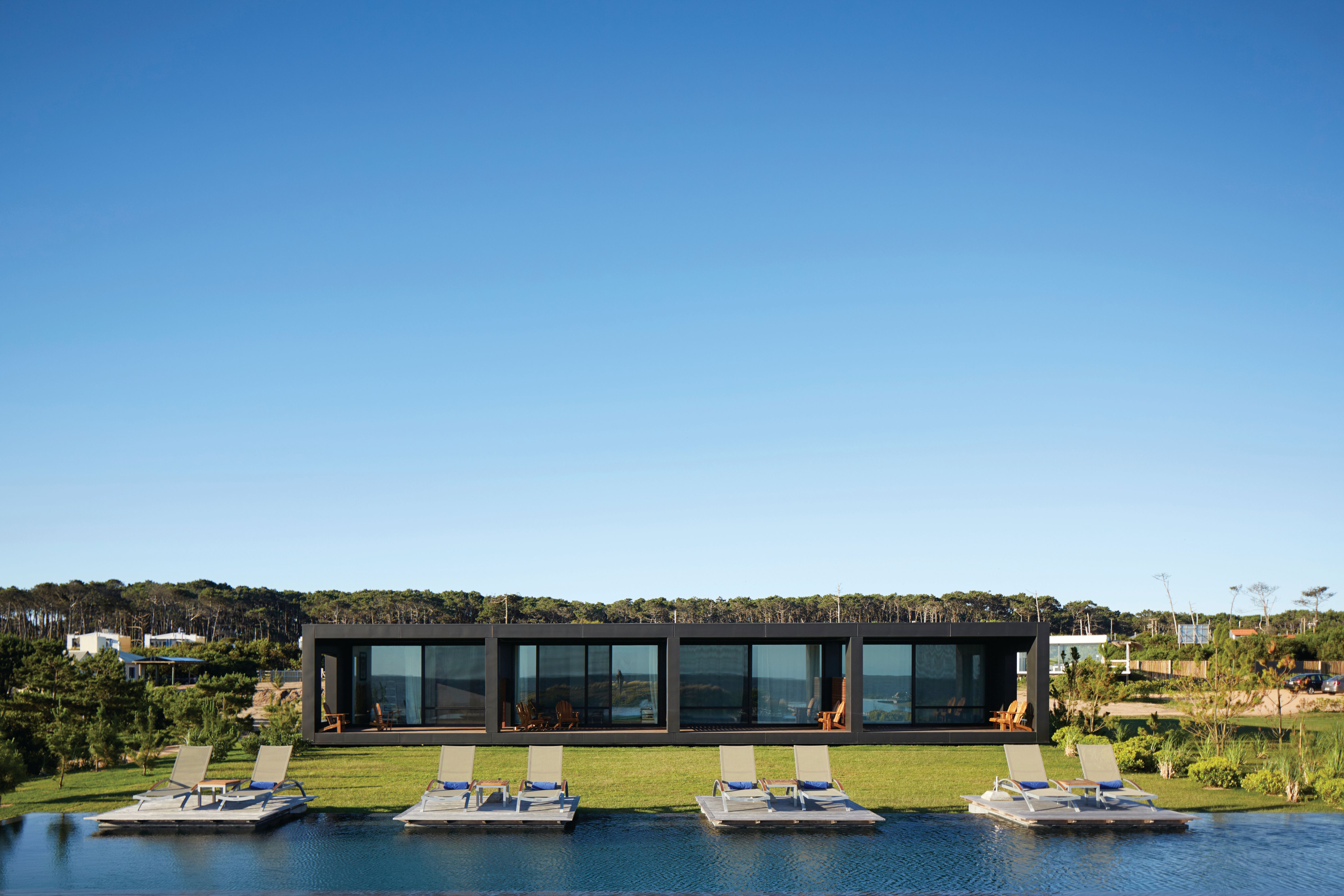 Conocido como The Hampton's de Sudamérica, José Ignacio es un encantador pueblo de pescadores en la costa de Uruguay. El clima templado, las vibraciones boho chic, la belleza rústica, la excelente comida, los visitantes internacionales de todo el mundo y el lujoso hotel Bahia Vik lo convierten en un destino ideal para visitar.