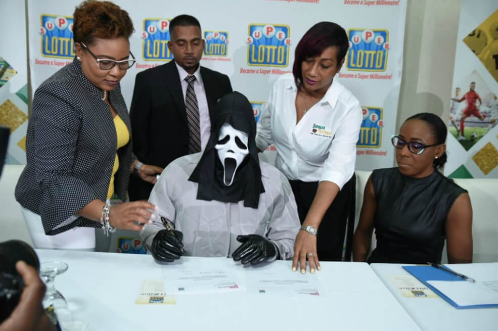 Ganador de lotería reclama su premio con máscara de ‘Scream’