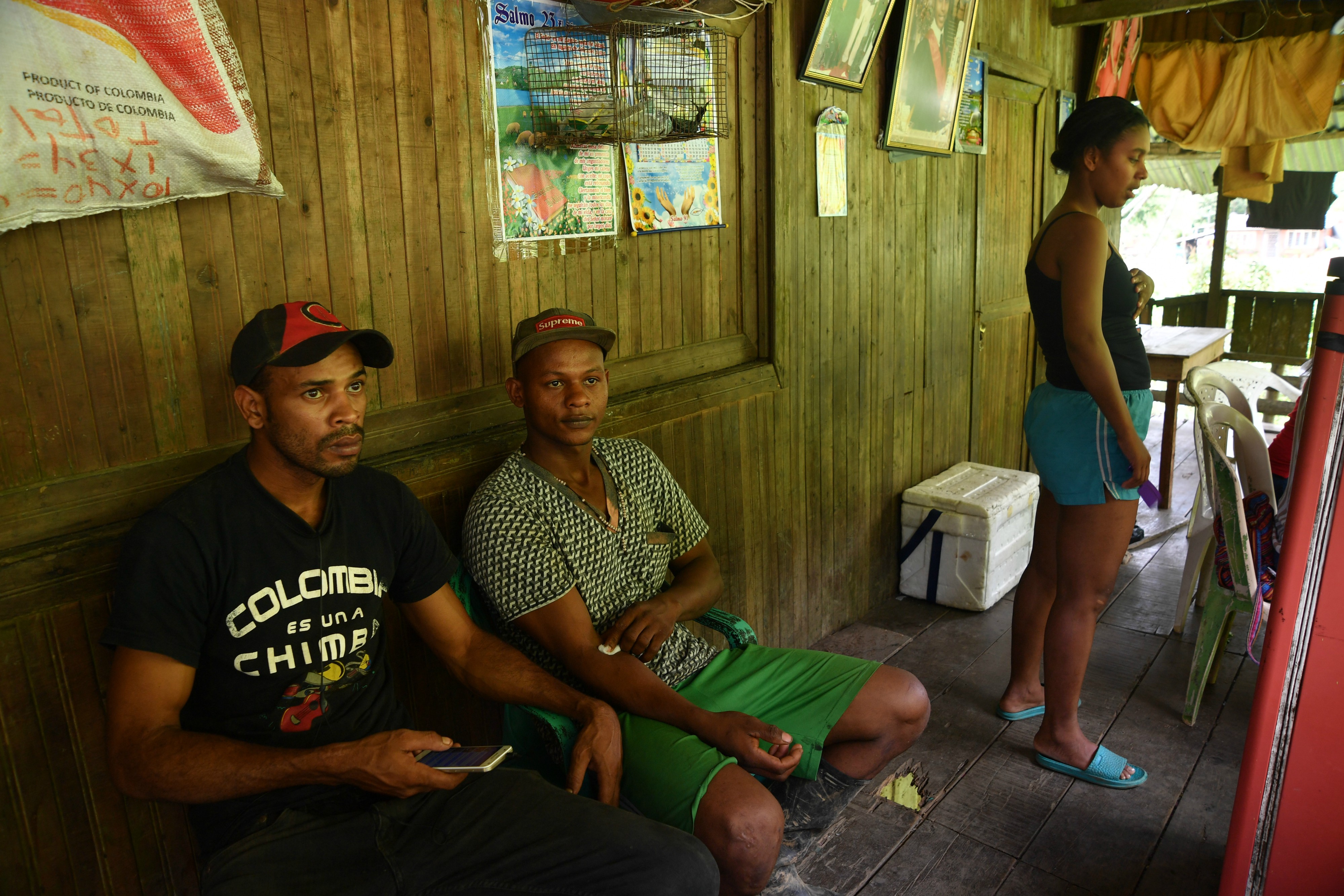 La familia de Yorman Angulo espera a que los voluntarios de Caucaseco les tomen las muestras de sangre para el diagnóstico. La familia llegó a Buenaventura hace tres años, desplazada por la violencia en Barbosa, Nariño.Óscar Pérez– El Espectador¿Por qué? Las razones son, en parte, las habituales: la pobreza y la falta de presencia del Estado. Los anófeles necesitan de aguas claras y quietas para poner sus huevos. Pozos de agua como el de la familia de Yorman Angulo son ideales, pero desde hace unos años, han aparecido otros: los socavones vacíos de las minas ilegales de oro. Esos cráteres hechos con retroexcavadoras que, una vez utilizados, quedan como heridas a cielo abierto que se van llenando de agua lluvia y atraen a los anófeles. Frente a esos huecos inundados pasan todos los días los mineros que, como la familia de Yorman, bajan de las minas al caer la tarde con el cuerpo y la ropa húmeda, envueltos en las hordas de mosquitos que a esa hora salen a alimentarse.