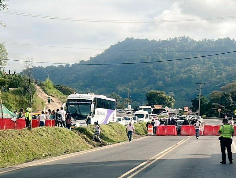 Vía Bogotá – Girardot amaneció bloqueada por protestas en el municipio de La Mesa