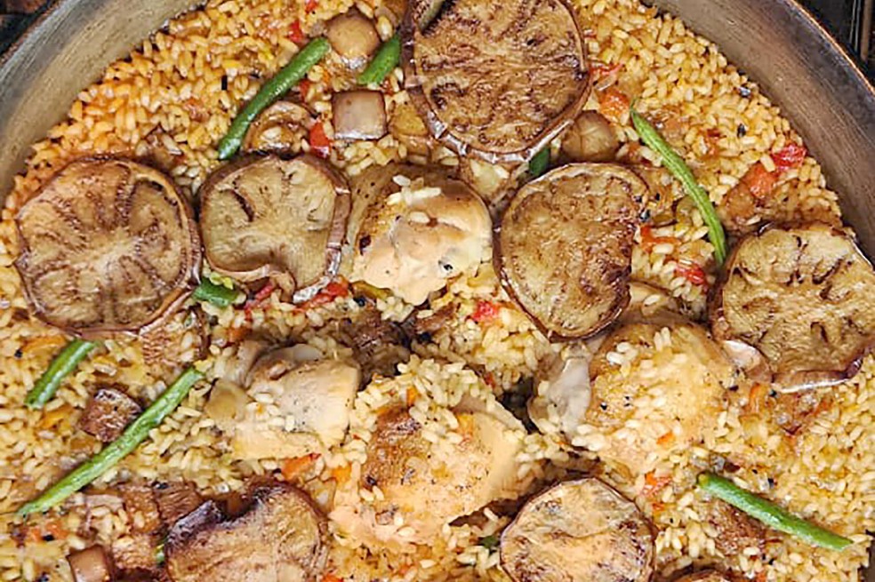 Receta para preparar arroz con pollo y berenjena frita