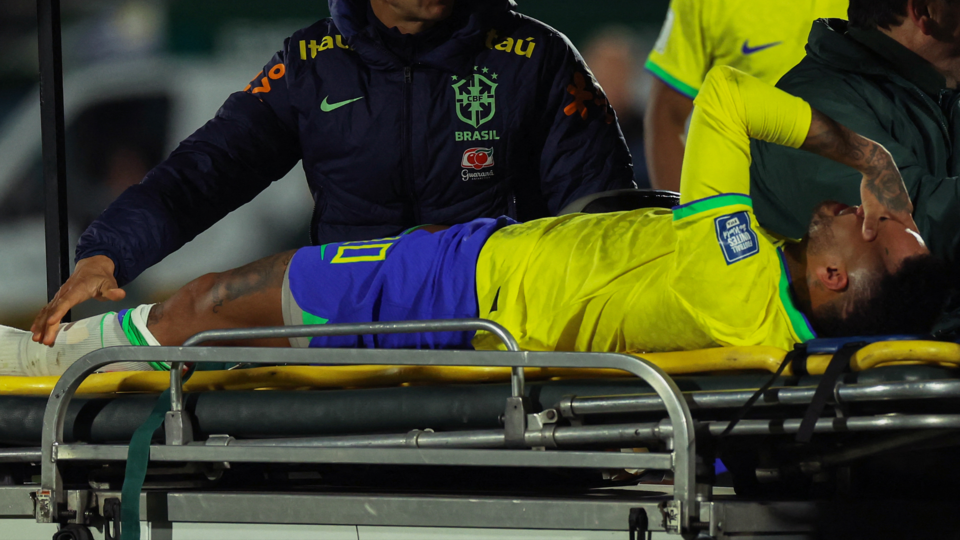 Lesión de Neymar: el futbolista fue operado con éxito en Brasil
