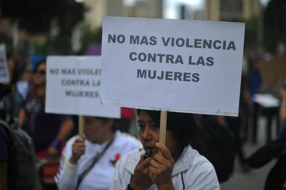Adolescente violada por su hermano en Indonesia, encarcelada por abortar