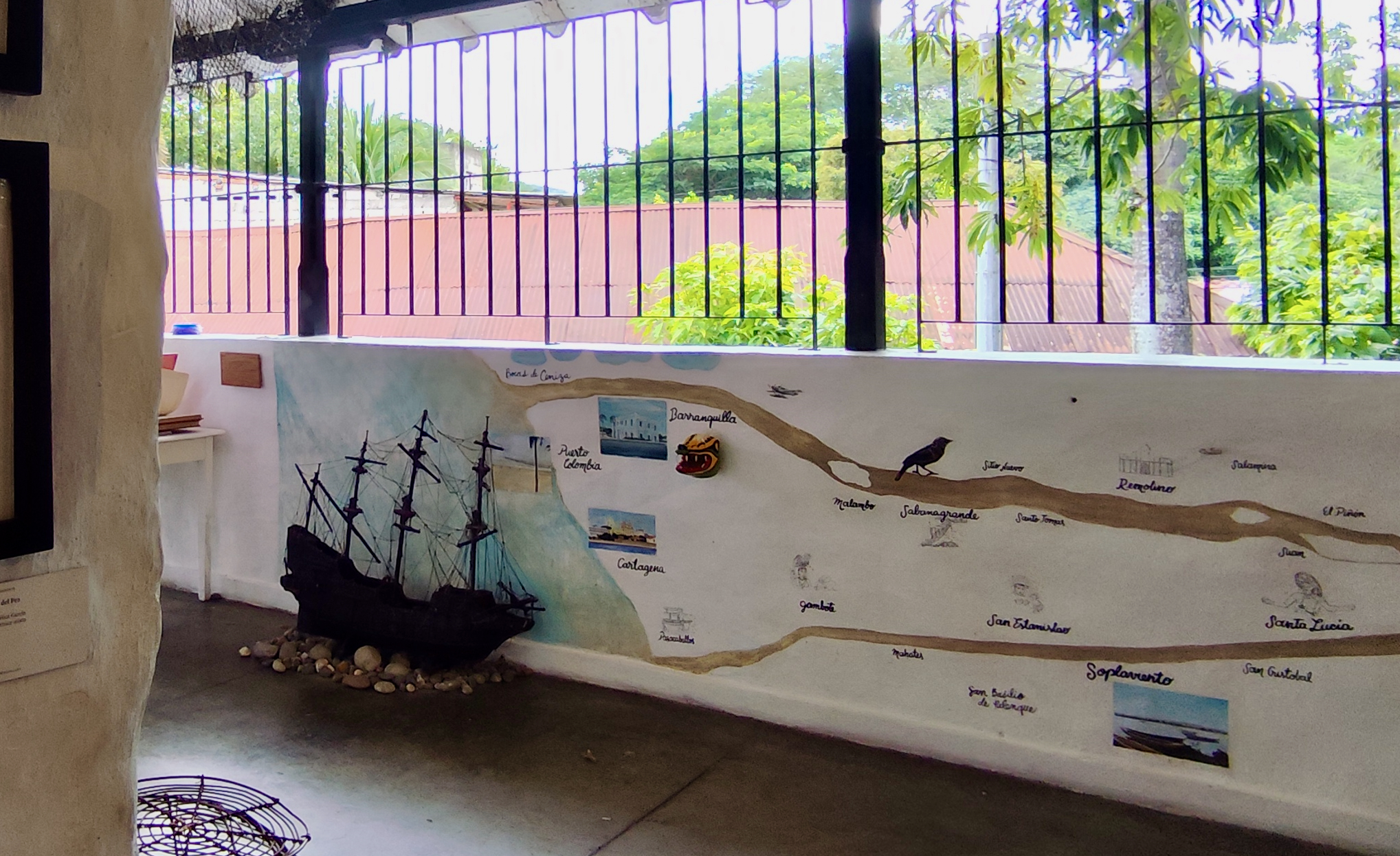 Final del viaje imaginario: la desembocadura del Magdalena en el largo mural.
