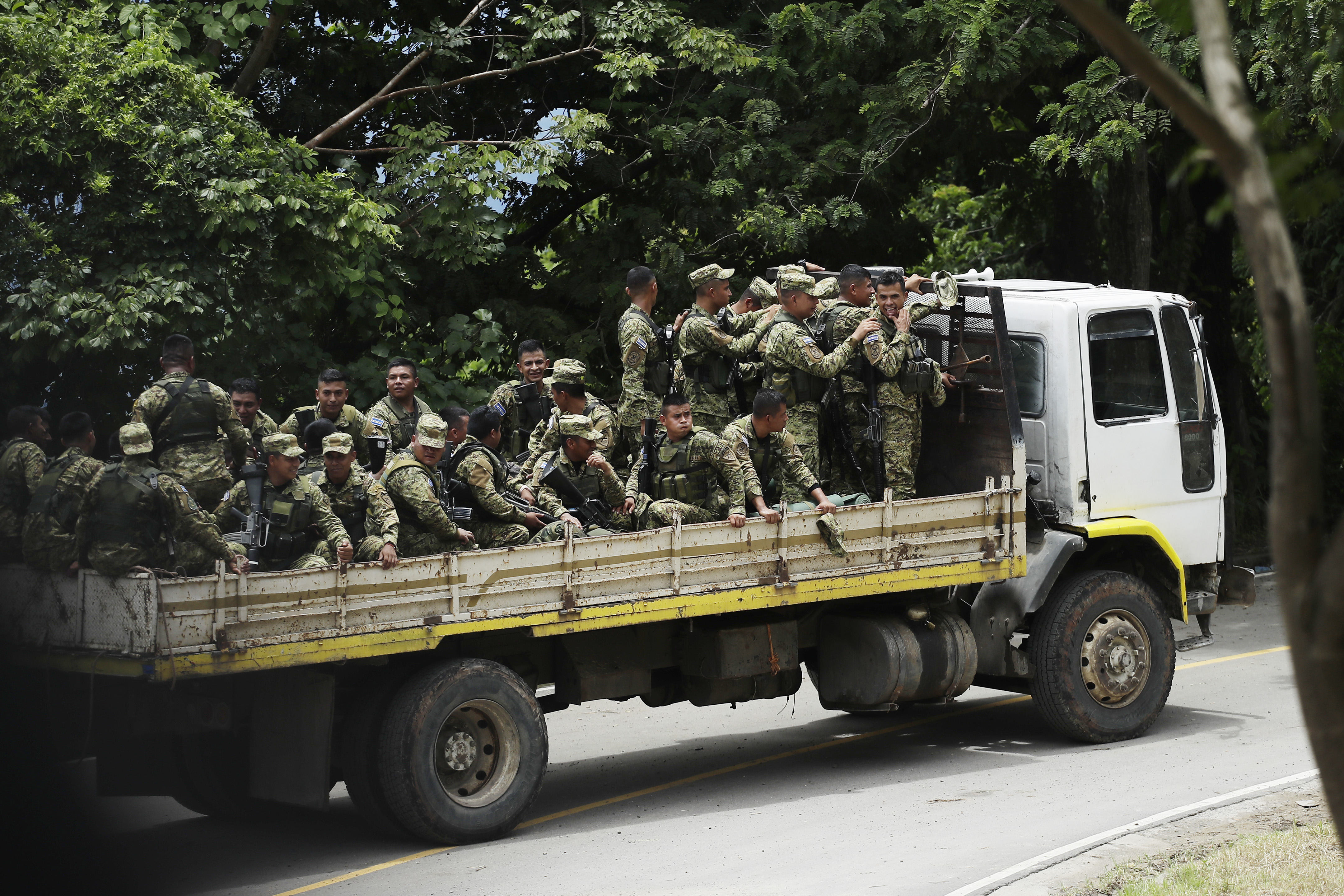 AME7587. CABAÑAS (EL SALVADOR), 02/08/2023.- Soldados se trasladan para realizar vigilancia hoy, en Cabañas (El Salvador). Al menos 8.000 militares y policías continúan este miércoles con la búsqueda de "remanentes" de las pandillas en la zona norte de El Salvador, tras la instalación el martes de un "cerco de seguridad", amparado en un régimen de excepción, en el departamento de Cabañas. EFE/Rodrigo Sura