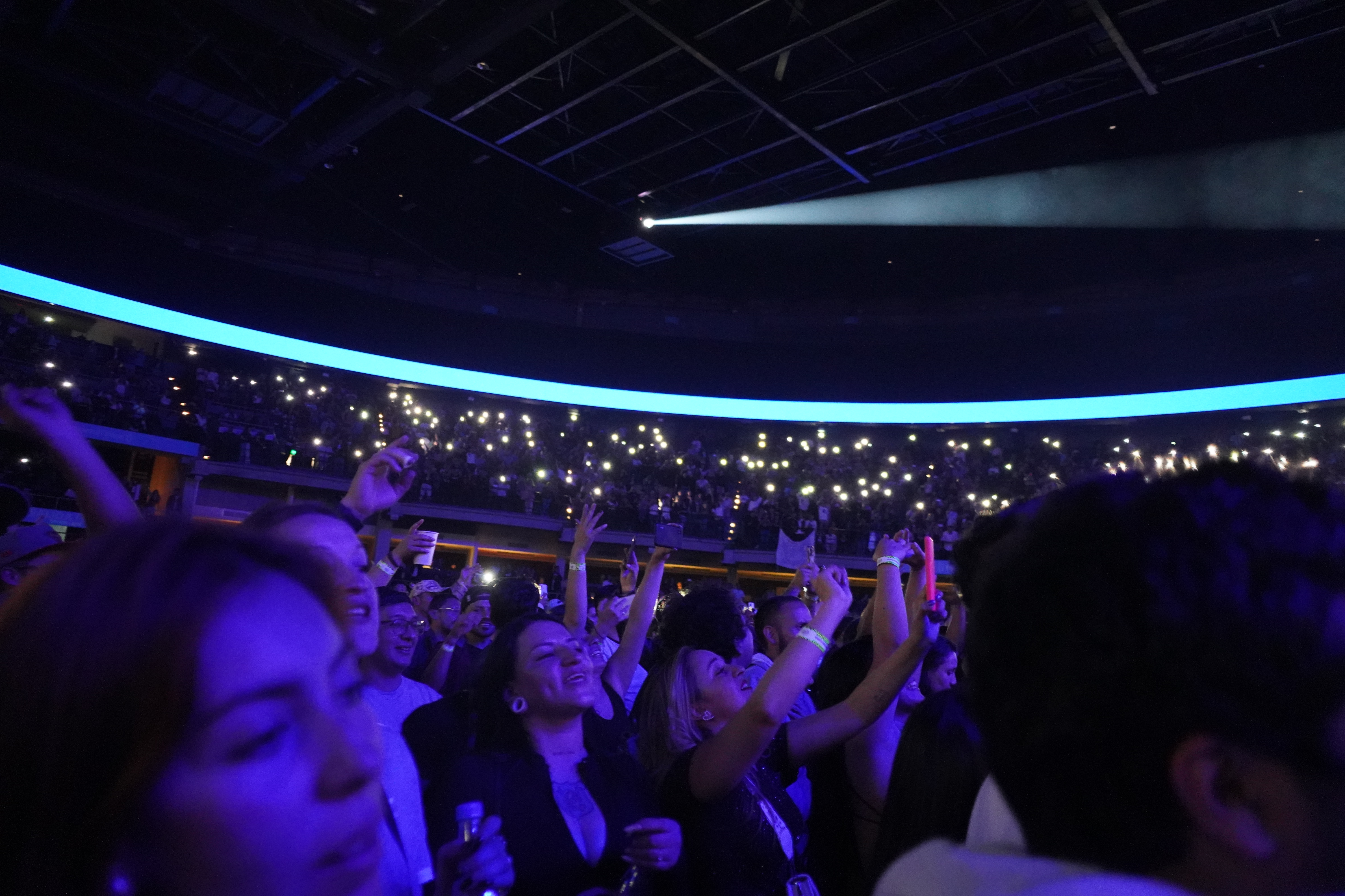 Desde el inicio de su concierto con 'Somos' y con 'Cómo Me Voy a Olvidar' no dejaron caer el ánimo de más de 5.000 personas que se sentían sedientas de murga y carnaval.