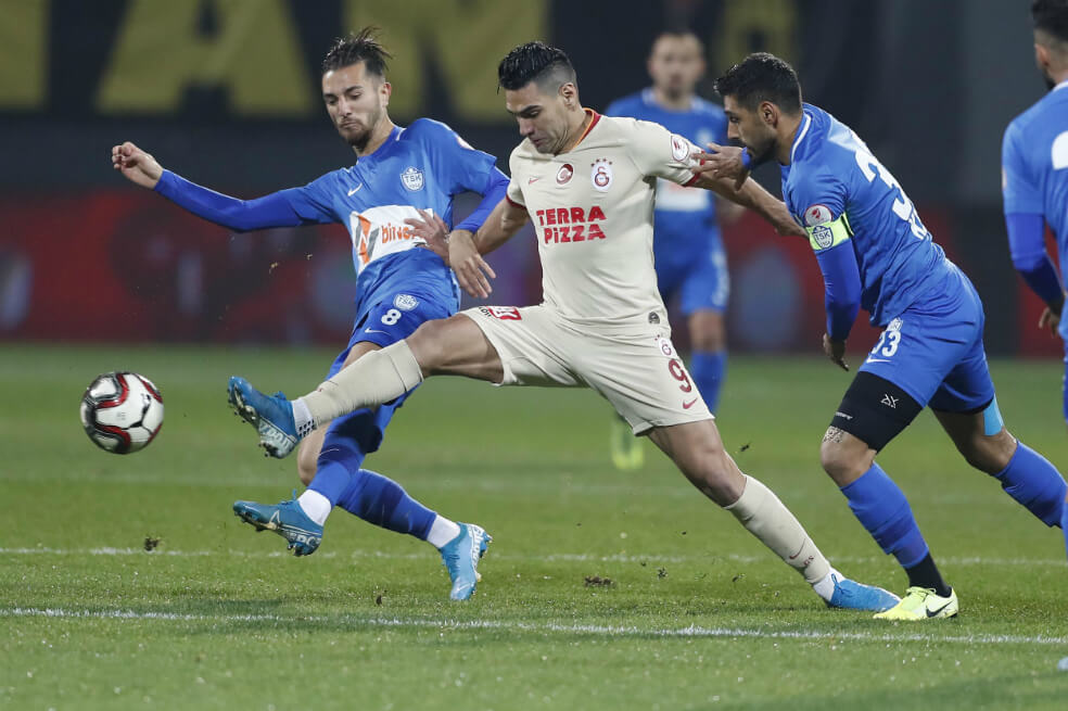 Falcao (c), durante el partido del Galatasaray de este martes contra Tuzla. / @GalatasaraySK
