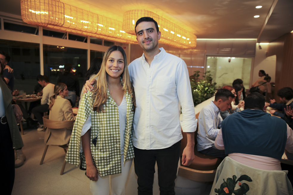 Stephanie Gómez y Andrew Clarkson