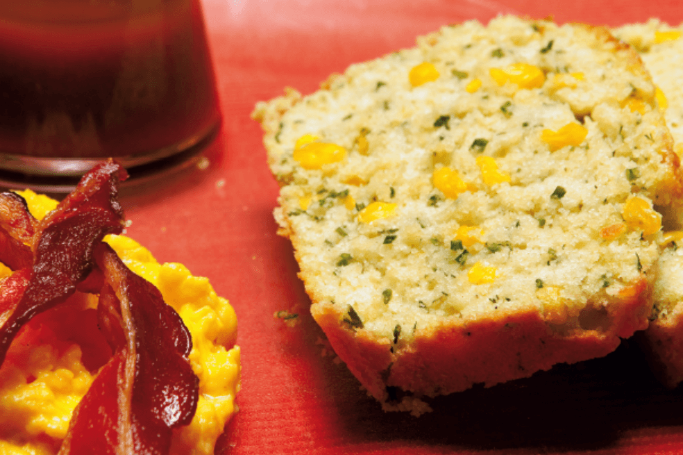 Receta del día: huevos revueltos con pan de maíz y cilantro